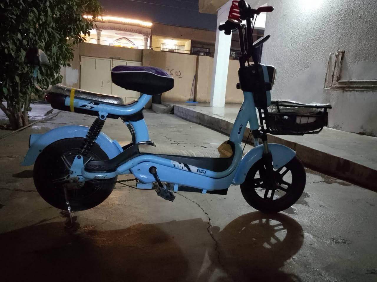 سالم عليكم دراجه شحن للبيع مكفواله من كالشي السعر ٢٥٠وبي مجال التوصل عالى هاذه الرقم ***********
