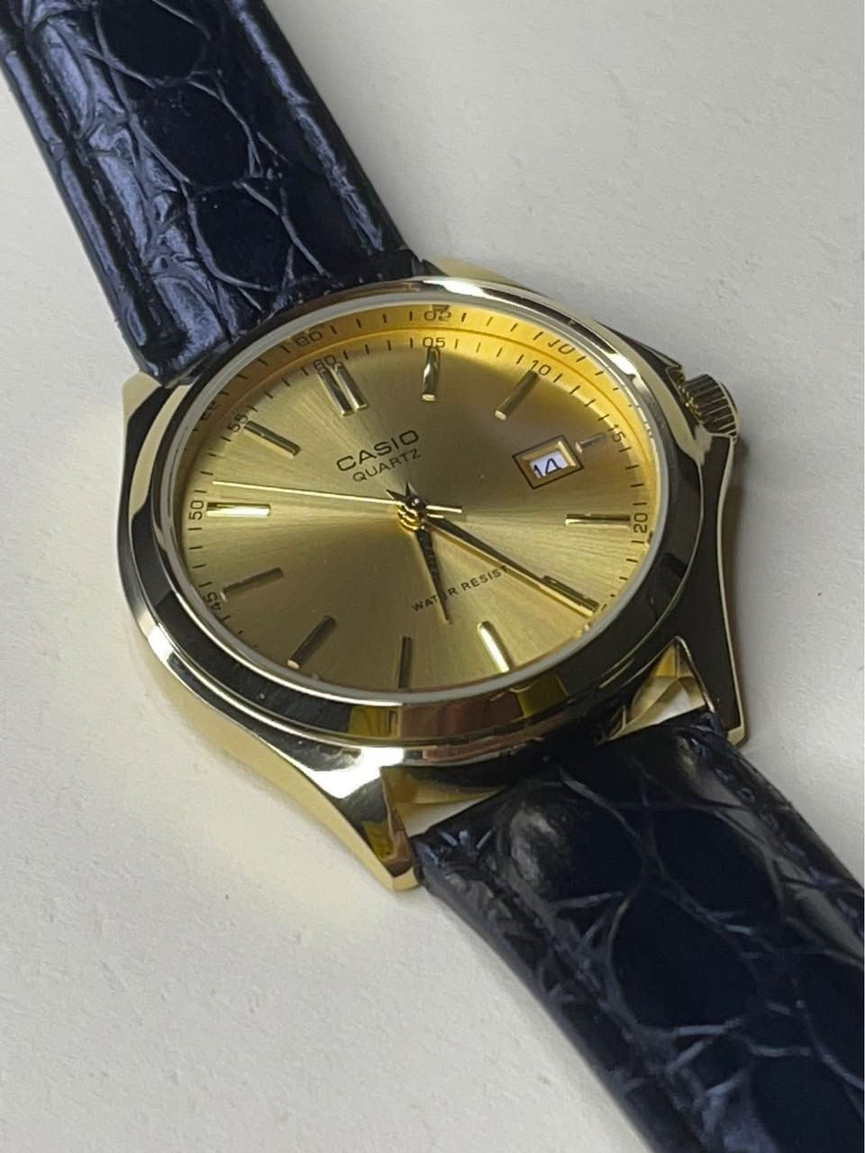 Casio MTP-1183Q-9A
كوارتز ياباني 
الهيكل ستانلس ستيل المطلي باللون الذهبي 
بقطر يقارب 40 ملم.
السير جلد طبيعي مختوم كاسيو البوك مختوم كاسيو . مقاومه للماء .
عرض التاريخ اليومي 
زجاج معدني (Mineral Glass) مقاوم للخدش.
الساعه جديده فقط الضهر بي شخط واضح بالصور 
السعر ٣٥ الف بغداد, العراق


**إذا كنت صاحب هذا الإعلان وتريد حذفه لأي سبب، رجاءا أرسل رسالة إلى الدعم الفني**