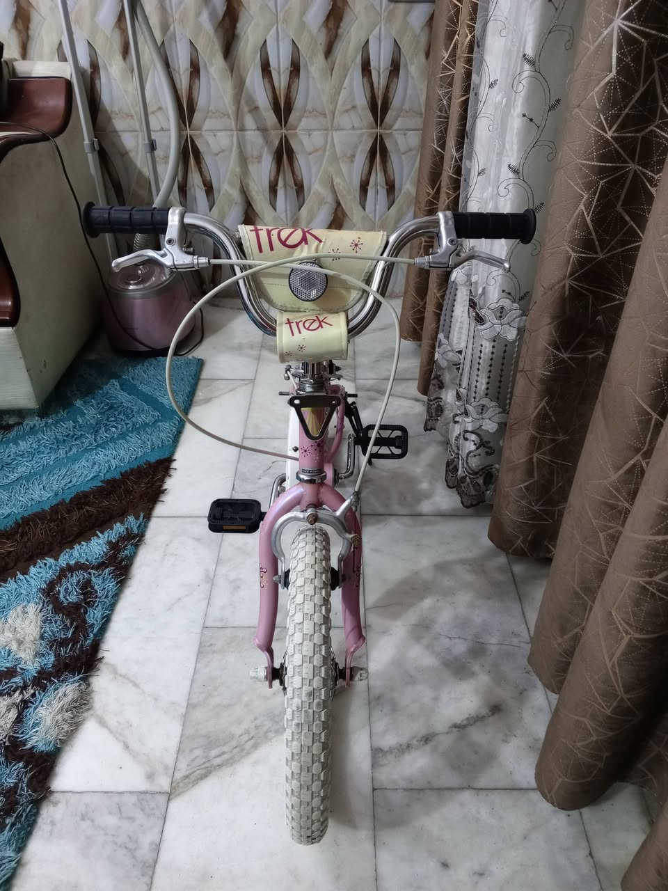 السلام عليكم
بايسكل اطفال ياباني للبيع كسر حاوية سعر 65 الف مواصفات:-
1- الون وردي🩷.
2- ماركة ترك العالمية 🩷.
3- حجم البايسكل 16 🩷.
4- تايرات لون ابيض🤍 مميز كتان اصلي🩷. 
5- بريك امامي + خلفي شغال 💯.
نوع المعدن حديد 🔗.
6- نضافة البايسكل 98%🩷.
   مكاني بغداد الشعب شارع الصحة قرب سوق الصبح رقمي للستفسار ***********. يتوفر خدمة توصيل بغداد فقط.
