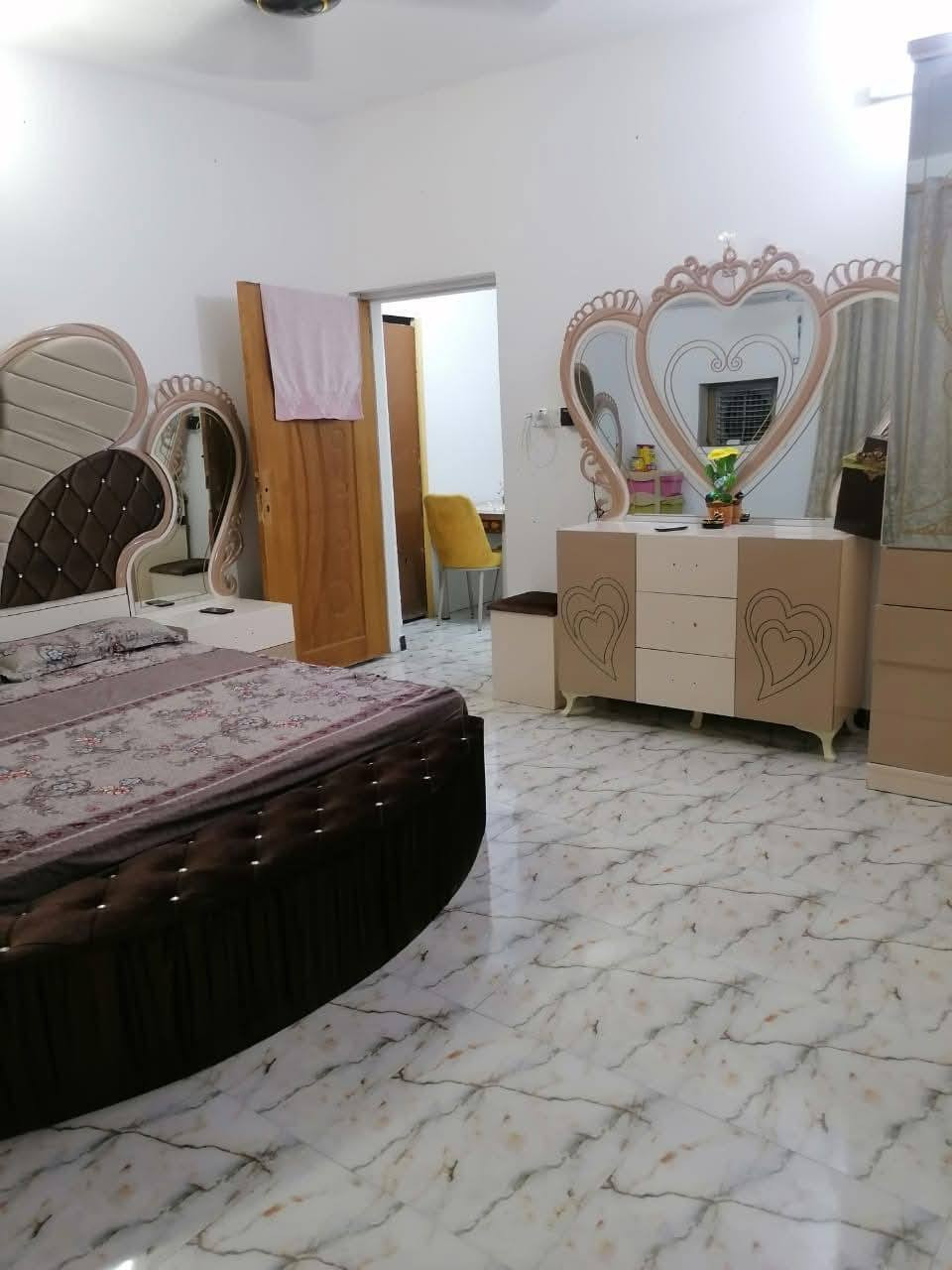 بيت للأيجار طابق ثاني يحتوي على غرفتين وصالة وخدمات ...
حي البساتين/حي المصطفى :- شارع الضغط 
علمآ ان المنطقه تحتوي على كافه الخدمات ومبلطه ...
للاستفسار الاتصال بالرقم :- ***********  ابو علي
