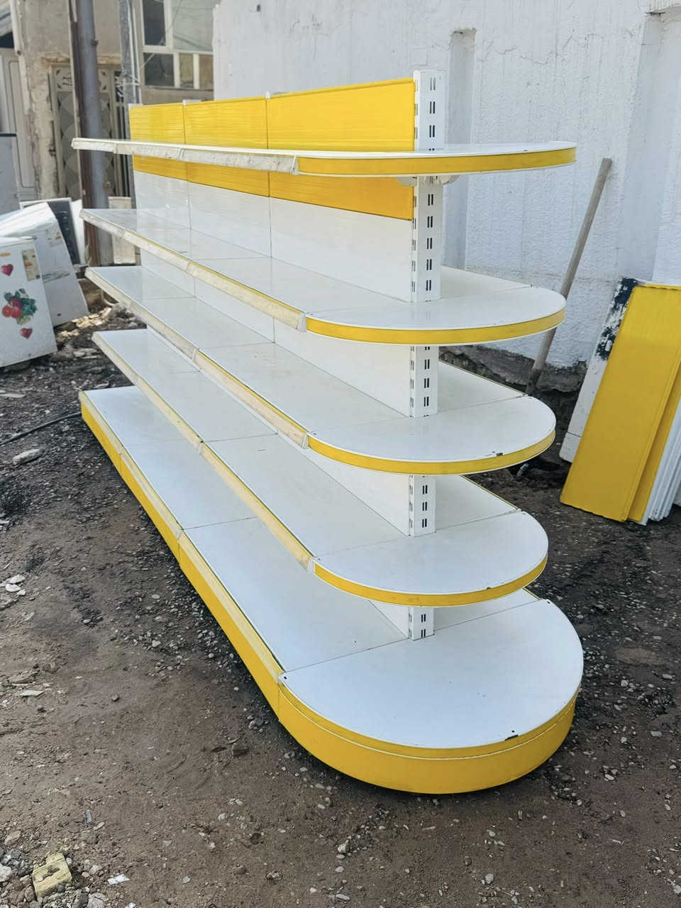 سفينه وسطيه تركي الآصلي🇹🇷 مستعمل قليل نضافه 💯 للاستفسار *********** مكاني بغداد  طولها ٣متار ونص ارتفاع متر ٧٠
