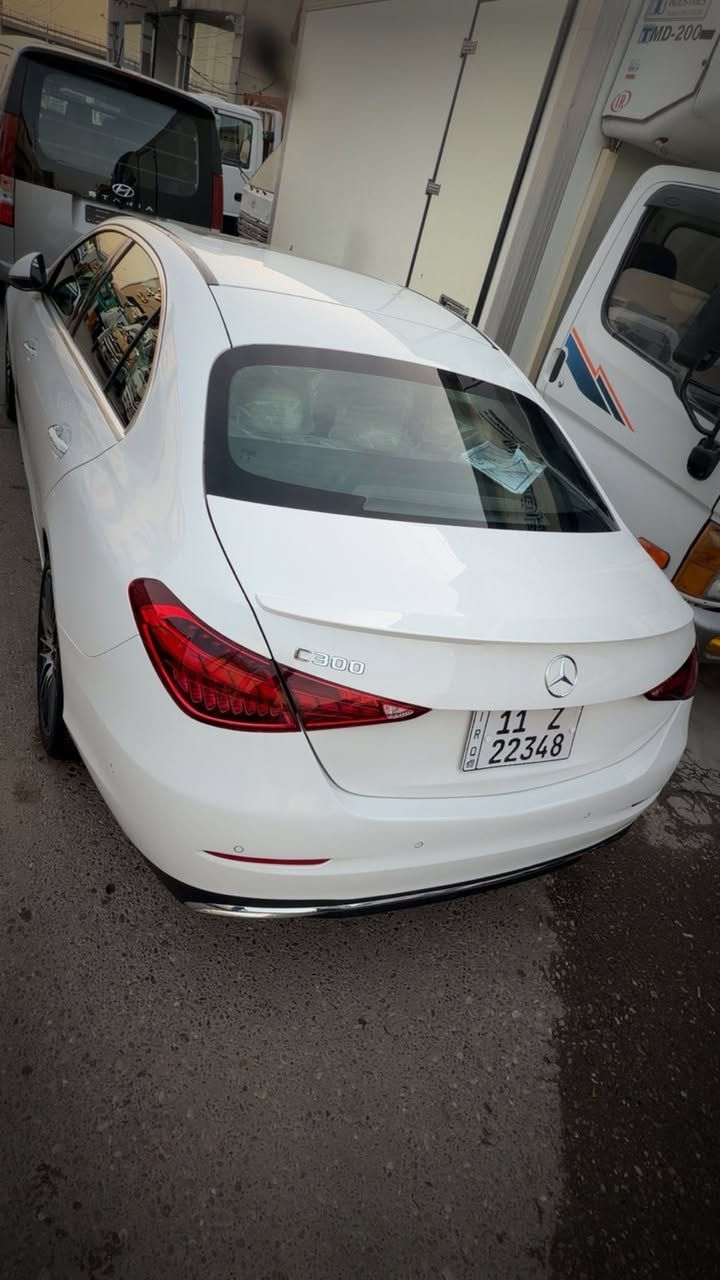 السلام عليكم
مارسدس 2024 
ماشي ١٦km
فول مواصفات
C300
فتحه 
كشنات تدفئه تبريد 
صندوق كهرباء 
انارة داخليه 
وباقي المواصفات معروفه السياره فول 
حادثها نص جاملغ خلفي بي صبغ وشوي من صندوق 
السياره بدون ايرباك 
السياره جاهزه ومرقمه بغداد ب اسمي 
للاستفسار الاتصال ***********
مكان السياره بغداد

