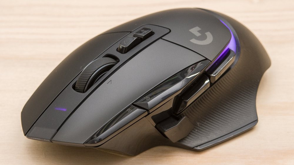 متوفر لدينا ماوس الالعاب الاحترافي من شركة LOGITECH 
G502X WIRE 
وبسعر تنافسي بسعر الجملة 70,000 الف دينار .
ابرز مواصفات .

مستشعر HERO 25K بدقة عالية: يتراوح DPI من 100 إلى 25,600 نقطة في البوصة لتتبّع حركة دقيقة بدون ترشيح أو تسريع، مناسب لأنواع الألعاب المختلفة.
تقنية LIGHTFORCE Hybrid Switches: مفاتيح هجينة بصرية‑ميكانيكية تمنح استجابة أسرع وتحكّمًا موثوقًا في النقرات أثناء اللعب.
وزن خفيف للغاية (89 جرام): تصميم أخف من النماذج السابقة في السلسلة مع متانة عالية لتحسين سرعة الحركة وتقليل تعب اليد.
13 زرًا قابلًا للبرمجة: يمكن تخصيصها بالكامل عبر برنامج Logitech G HUB لتنفيذ أوامر داخل الألعاب أو اختصارات في التطبيقات.
عجلة تمرير ثنائية‑الوضع: يمكن التحويل بين التمرير السريع (Hyperfast) والتمرير الدقيق (Ratcheted)، مع إمكانية الميل الجانبي لوظائف إضافية .
للطلب الاتصال بالرقم الواتساب ***********

