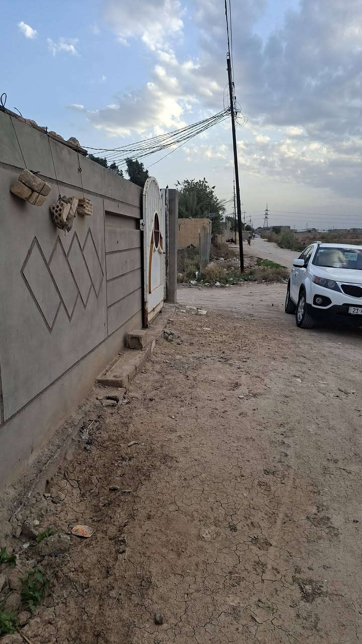 توكلنا على الله يوجد بيت مساحة ٢٠٠م الموقع حواس حي ام البنين موقعه حلو يتكون من غرفتين نوم وصاله وستقبال ومطبخ وصحيات وطرمه جبيره 
البيت كل نقص مابيه فقط الستارة السكف كونكريت بناء درجه اولى مال جناي البيت 
بسعر معقول جدا
الاستفسار الاتصال
على الارقام التاليه
***********
***********
