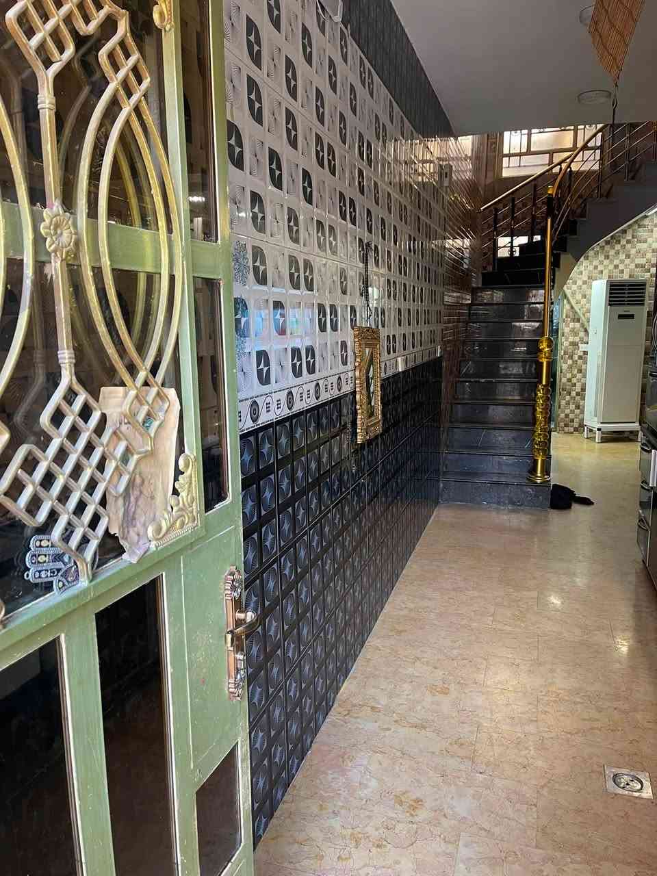 سلام عليكم بيت لبيع مساحه 150
واجهة 6نزال 25
بناء سنه 2020
يحتوي على ثلاث غرف نوم
وصالتين 
ومطبخين حار وبارد
وحمامين داخليات
وكراج وحديقه 
والاستقبال معزول

عنوان البيت الاورفلي مثلث السمجه
الفرع العريض من جهت غازي المضمد

الاستفسار ***********
