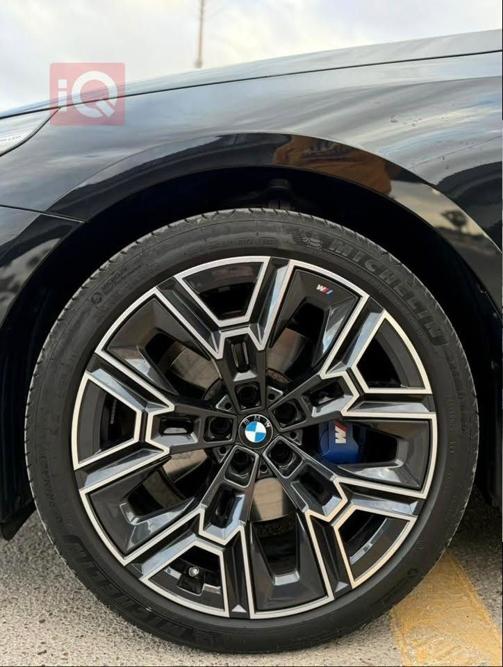 للبيع Bmw 530i موديل 2025
وكاله العروش 
كفاله عامه من كلشي 
مغلفه ppf 
ماشيه ٢٠٧٠٠ كيلو 
فول مواصفات للاخير 
عليه اضافات خاصه 
التخشيب الداخلي يختلف عن الفئه الستندر 
تطعيمات بيانو بلاك بالدشبول 
سستم سماعات bowers&wilckins يجي عل فئه السابعه
وبعد بيه هوايه مواصفات 

للتواصل اتصال او واتس اب ***********
