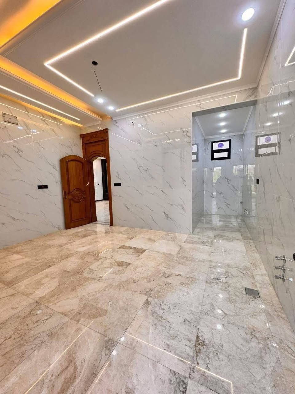 السلام عليكم ورحمة الله وبركاته 
اللهم صل على محمد وآل محمد 
دار للبيع   
المساحة 200 متر طابقين 
حي الغري خلف الأربع شوارع 
بناء. جديد غير مسكون 
يحتوي على 5 غرف نوم سويتات 
للأستفسار 
***********
نون والقلم للعقار والمقاولات العامة 
عنوان المكتب. 
النجف الأشرف. 
شارع غري. نفط. قرب مول وفرّ
