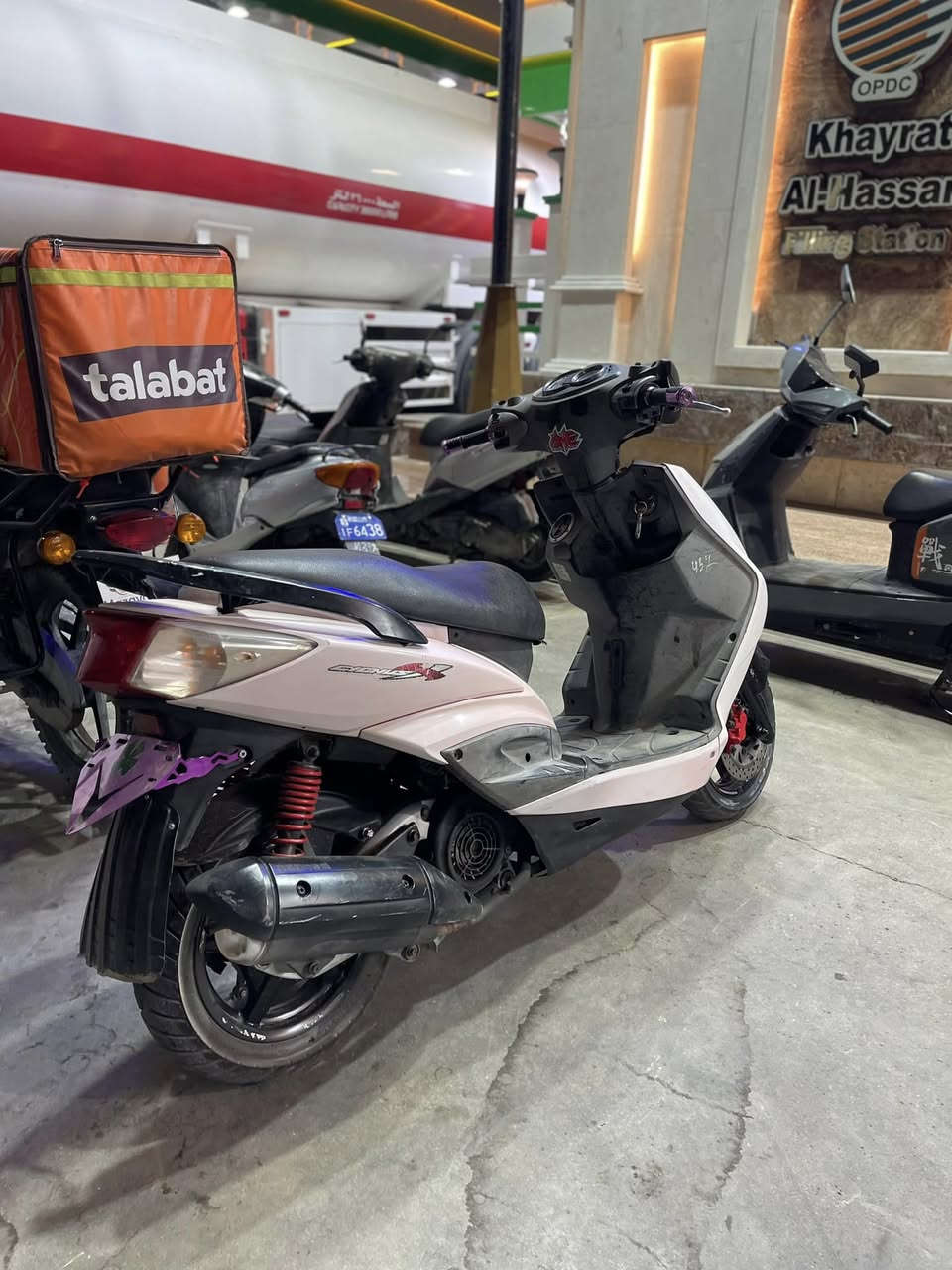 سكنس فحل كابريتر ماشية 13000 وقابل للزيادة 
الدراجة ممفتوحة 
ادامة وية كل تبديلة دهن ادامة كلجات وكل شي
بانزين محسن دومة 
لايت عدسة 
قطرة دهن ذهبية 
رقم شبح 
اشاير لد 
يدات بانزين بنفسجيات 
دراجة شخاطة مو نكرة لا شخاطة 
واحد على واحد دراجة على ايدي 
مال بيت قليل اطلع بيهة 
مكاني بغداد شارع فلسطين 
رقمي ***********
800 وبيهة مجال قليل ♥️♥️.
