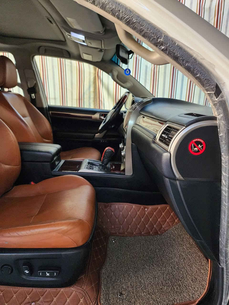 سلام عليكم لكزز برادو ..GX460 بريمي اصل 2014 خليجي فول 
ماشيه 98 الف حقيقي 
كشنات قرميدي 
فتحه سقف سلايدروف  
ثلاجة فول مال صيف والله 
تخم تاير اصلي ياباني برجستون
تدفئة وتبريد بل كشنات + تدفئة ستيرن
كراسي كهربائيه / وضع قيادة السائق / اضويه لد LED نظام ترحيب انارة   
سنترلوك
👈 تشغيل عن بعد 
مرايا كهربائيه شفط 
شاشه لمس   
جكات 
مثبت سرعة   رادار واكف 
4كامرات    360       
كشنات جلد قرميدي لون
كشنات خلفي كهرباء 
•حساسات امامي وخلفي 
ملاحظة /  الدعامية الخلفية مصبوغة سيارة متوقفة ع رصيف وانطخت الخطاء من سايق تكسي 
مكاني بغداد/ اليرموك 
لل استفسار ***********
