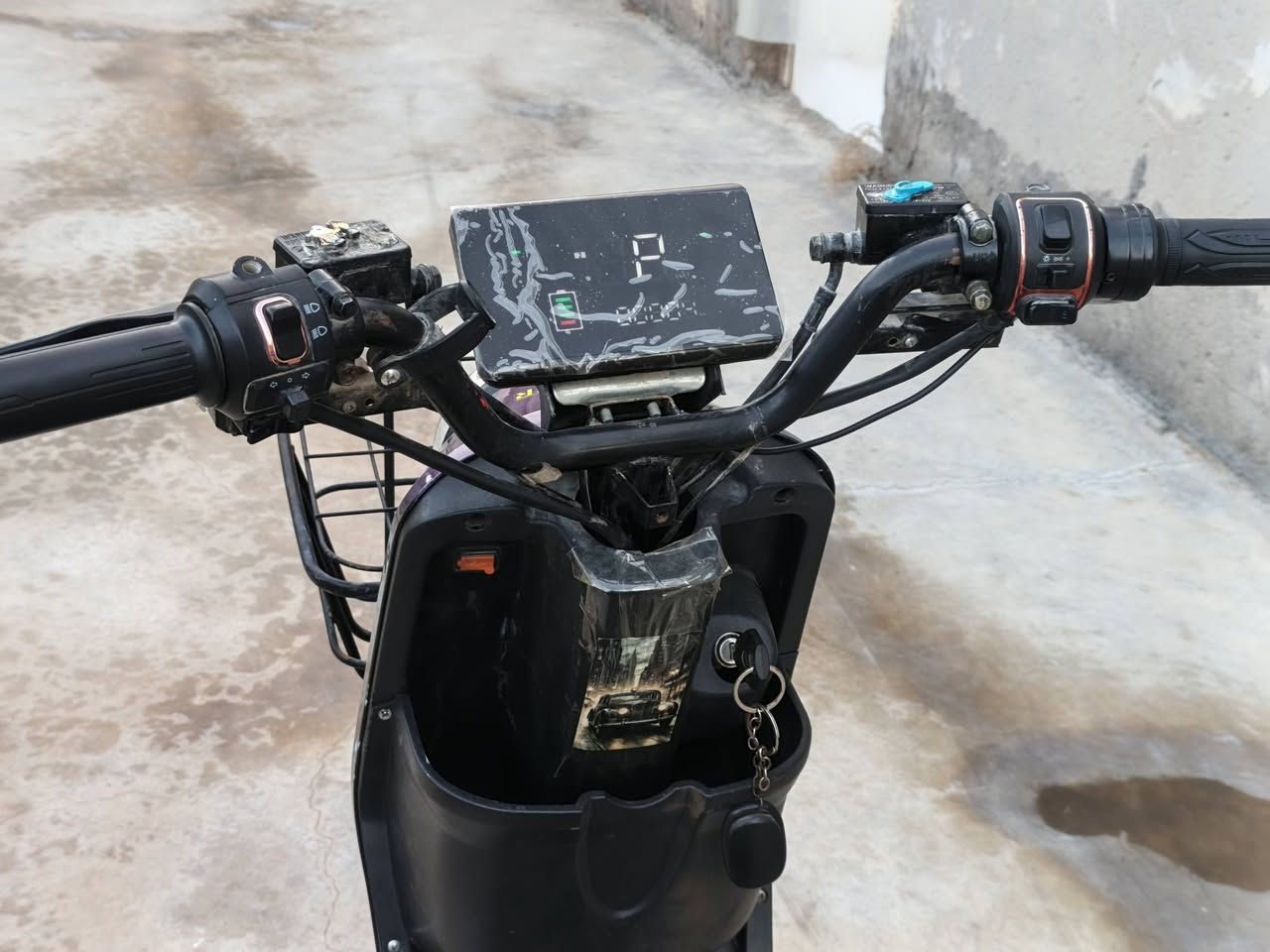 السلام عليكم دراجه شحن R9 للبيع دراجه نضيفه بل جيس موديل 2025 بطاريات بل جدد كلش نضام باركP سرعه 99 حقيقي 70
ملف 1500 سعر 450 وبيه مجال 
عنوان بغداد جسر ديالى الجديد
رقم *********** بي واتساب
