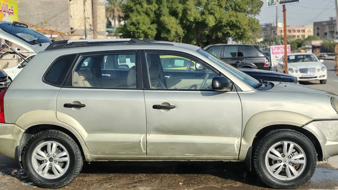 السلام عليكم من رخصة الادمن توسان 2009 4سلندر كير ومحرك خير من الله تبريد شغال بيها 4قطع صفحه السايق وبنيد مبدل رادها 98$ ورقه وبيها مجال الاتصال على الرقم*********** متواجد اتصال وتساب
