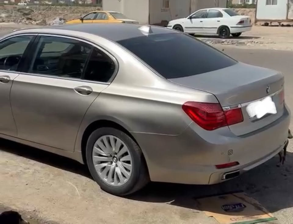 للبيع بي إم دبليو BMW 740 Li باب طويل مديل 2012 اصل F01  تون يوربو محرك 6 سلندر فوووووول للأخير خليجي فقط مدكر امامي كلير ورصعه باب السائق معامله تسجيل كامله فقط ادفع كمرك وسجل 
بيع فقط بسبب الحاجه السعر 80 مجال قليل ***********
