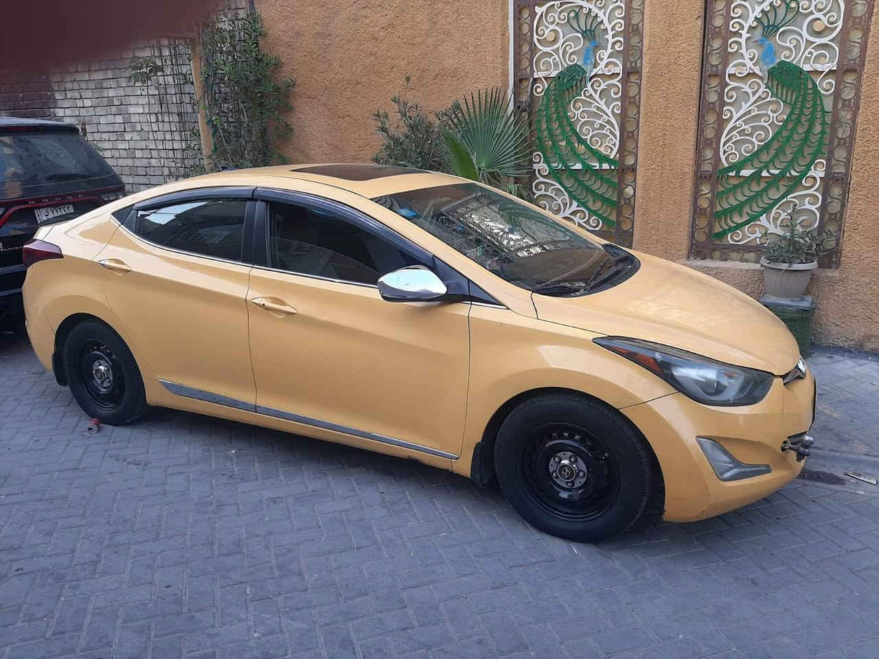 السلام عليكم سياره موديل 2015فول 1/1 الحادث موضح بلصوره سياره حلوه ونضيفه وكامله من كلشي ملاحضه للامانه المحرك مفتوح ومجفت بأيدي شغل درجه اولئ مكان بغداد مدينه الصدر السعر ٩٥ للاستفسار رقم ***********
