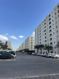 100m للايجار A9 طابق 4 فارغة وجاهزة للسكن 450الف  07718122387