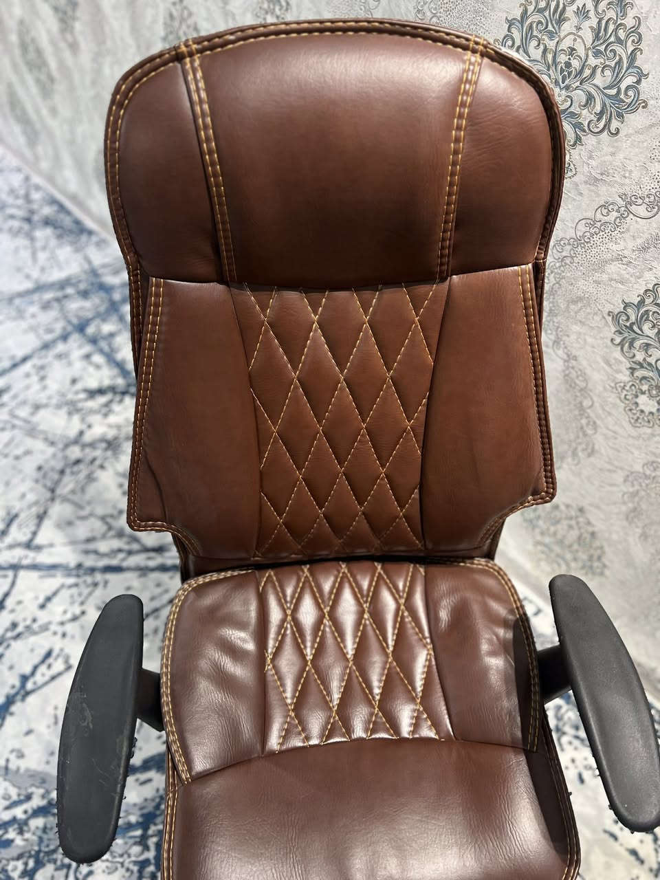 كرسي مكتبي جلد فاخر نضافة نسبة 98‎%‎ فقط شخوط على احد الاذرع ، متحرك قلاب
السعر 70 الف وبي مجال حك الجية

مكاني كربلاء 

***********

