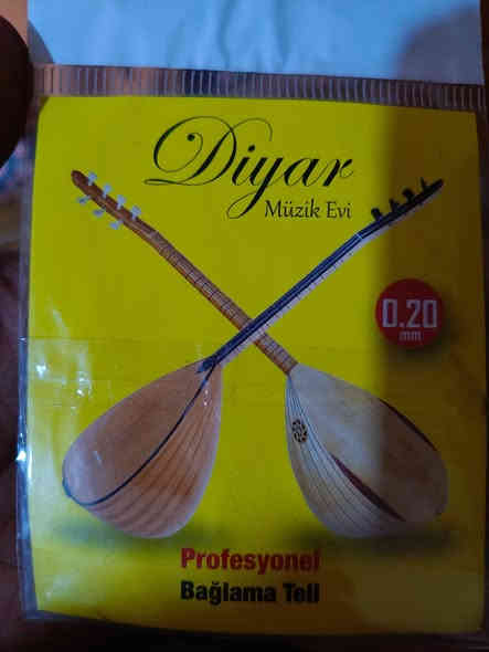 "المعروف لا يعرف" باغلاما زند طويل او مثل ما يسموه طمبورة او ساز من الماركة الشهيرة التركية ( ديار ساز ) قطعة نظيفة وجديدة جداً غير مستعملة اوتار الشركة مع سيت اوتار إضافي وجنطه نقص ريش العزف فقط بسبب عدم شحنهم مع الآلة تگدر تعزف بيهه بريشه عود او غيتار اذا حاب السعر 90 الف دينار المكان ميسان العمارة ماكو توصيل الرقم ***********
