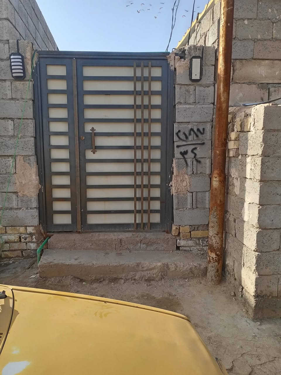 للبيع 100 متر سعره 16 منطقه ابو جاسم جاي من مجمع الغدير عوده لبخ الشارع عرضه 10 امتار*********** البيت بناء جديد اوزو لبخ في غرفه واحده ملبوخه
