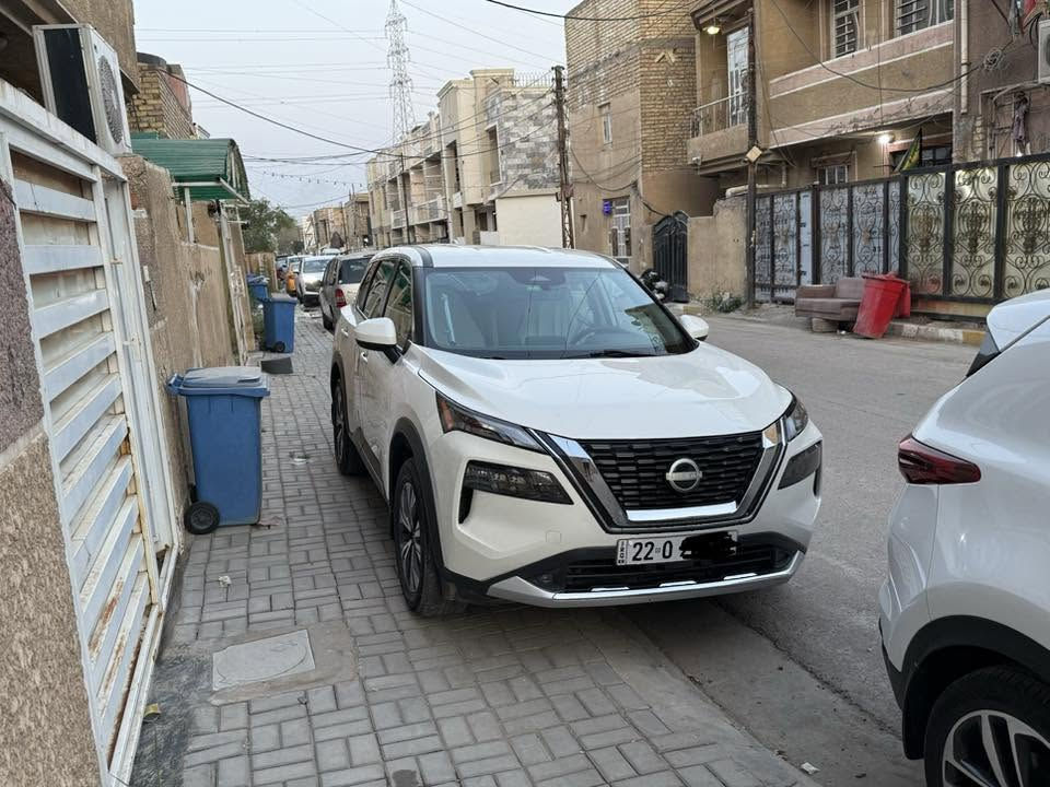 نيسان روج موديل ٢٠٢٣ ماشيه ٢٣ بدون ايرباك فقط حافه البنيد داخل ابيض رادارات كامله مابيها اي نقص رقم اربيل وباسمي تريد تحويل تريد وكاله السعر ١٦٥ وبي مجال الرقم *********** مكاني بغداد
