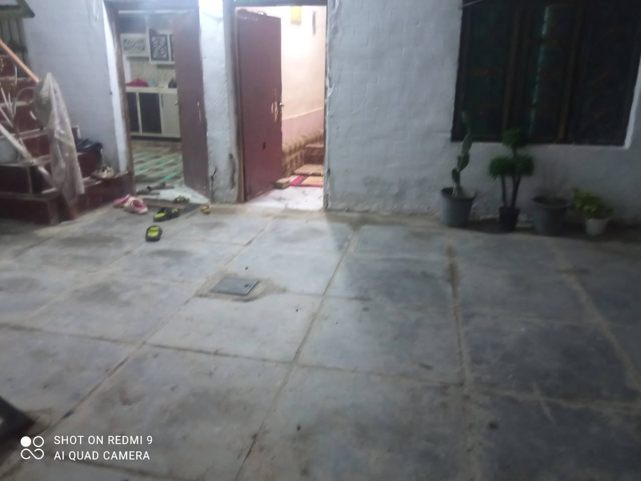 السلام عليكم بيت للبيع مساحه 250 متر حي الأمين وره معمل الكاشي سيد ابراهيم شارع تبيلط
***********
