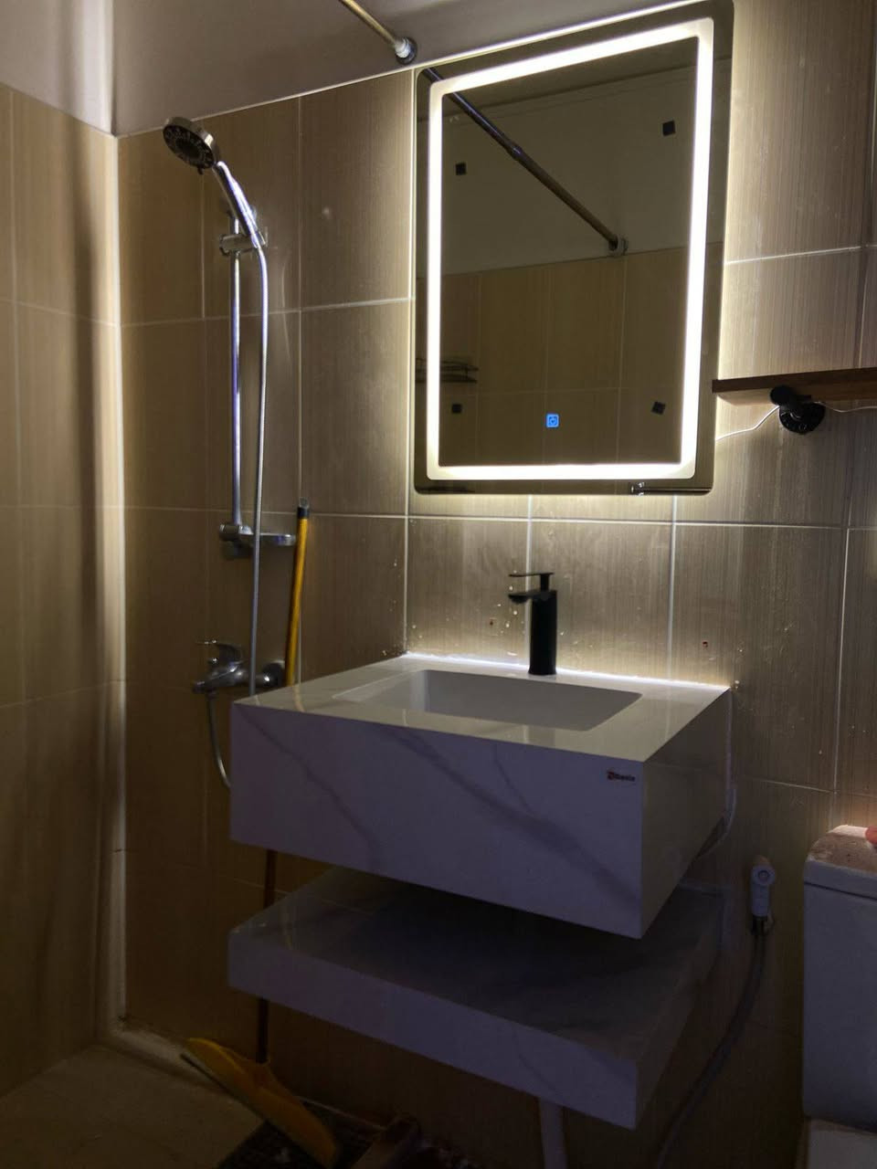 يوجد لدينا كادر كامل
1_ فتح وشد وصيانه السبالت 
2_صيانه وتبديل سخانات
3_ كل أنواع الديكورات 
4_ شد كاميرات 
5_ صيانه صحيات
6_صبغ شقق
7 _إضافات نقط كهرباء وكل ما تحتاجه الشقه 
8_ كيلون باب وقفل قاصه وكل غراض بسمايه الأصليه  
9_ فتح وشد الكاونترات وصيانه 
رقم وتساب ***********
