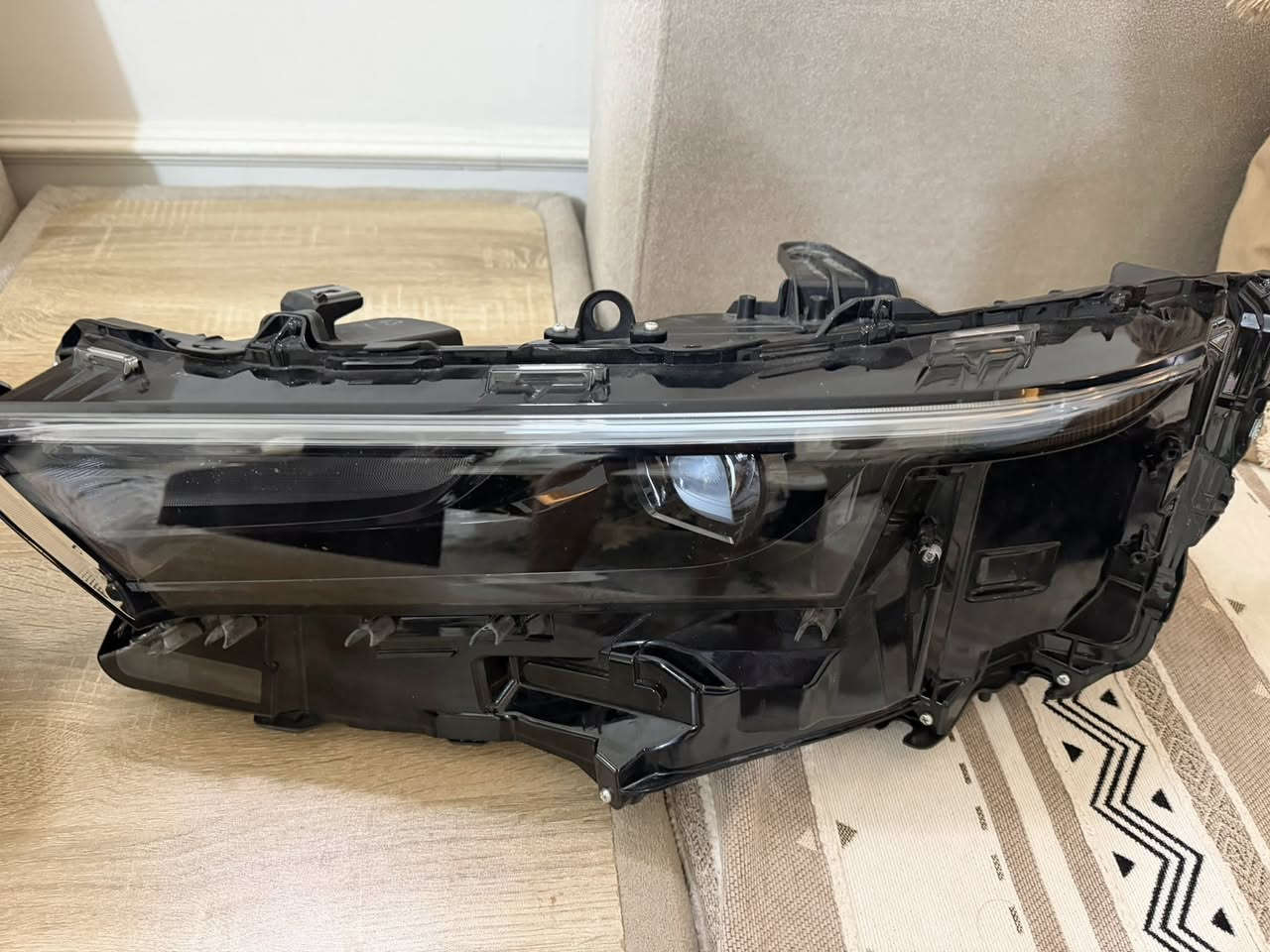 السلام عليكم ورحمة الله وبركاته
زوج لايت تويوتا كراون 2023-2026 XLE 
عدسة وحده امريكي تفصيخ شرط التشغيل
*اليسار نضيف 100‎%‎ 
* اليمين بي تصليح بالضهر فقط 
***********
***********
