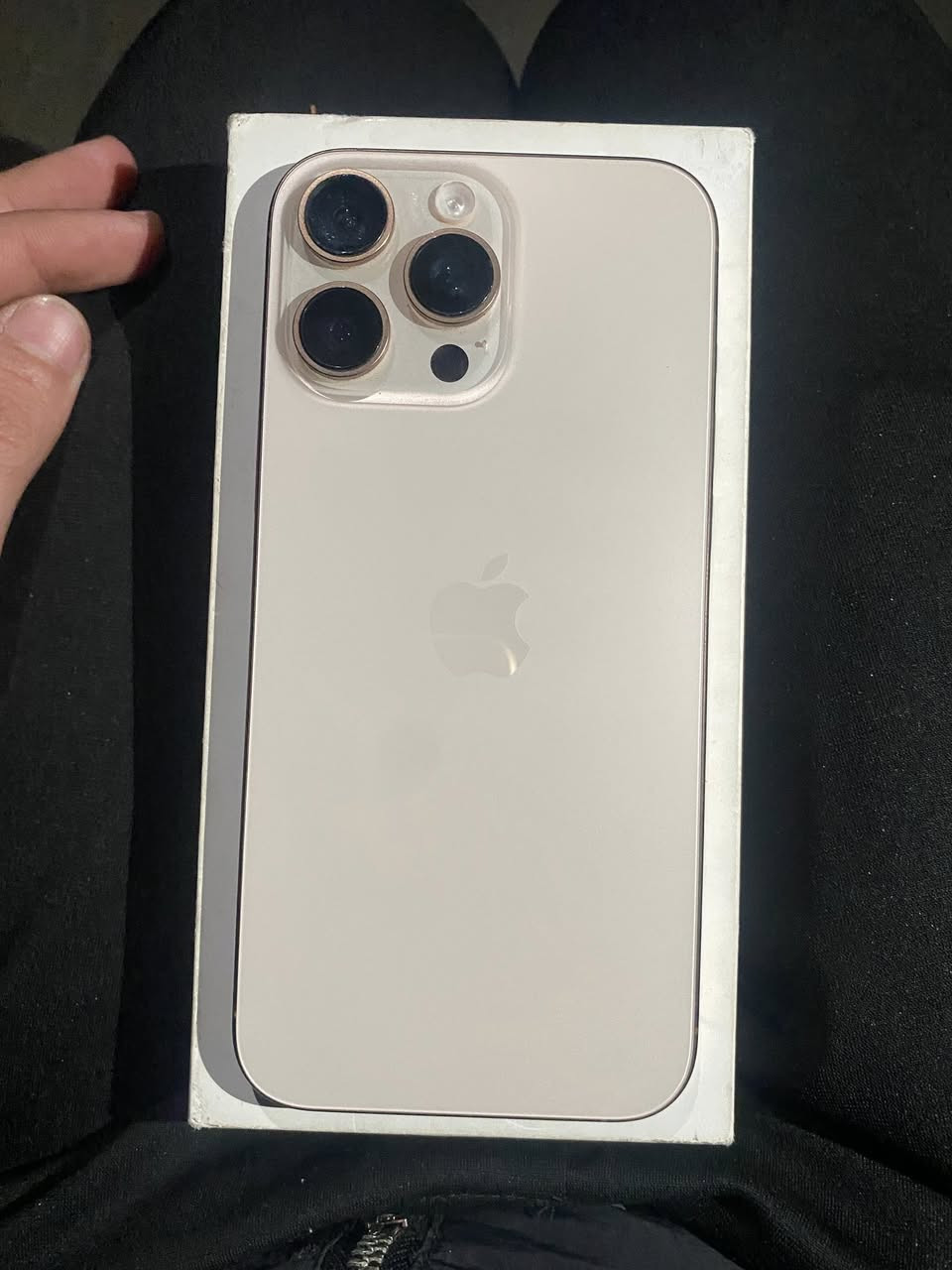 السلام عليكم شباب ايفون ١٦ برو ماكس نضيف كلش بطاريه ١٠٠ ذاكره ٢٥٦ شوفت عينكم الجهاز كارتونه كيبل اصليات 
السعر ١٤٥٠ 
للاستفسار خاص او ع الرقم ***********
