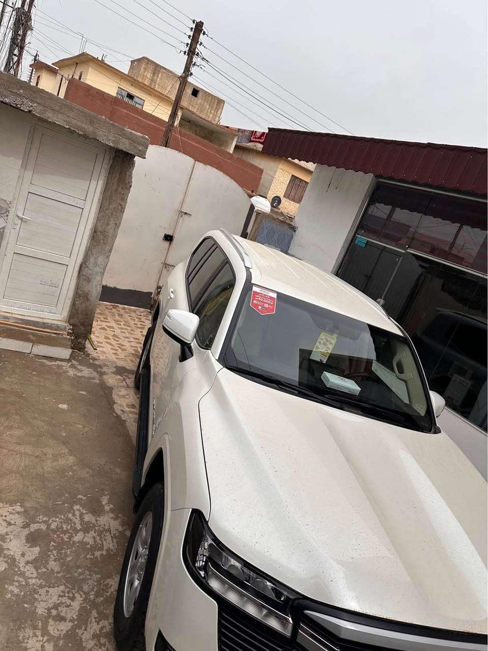 سلام عليكم 
تويوتا لاندكروز 2024 شركة ساس
مواصفات GXR نص فول 
ماشي 20 الف صفر
شاحن وايرليس
تبريد مركزي 
كشن كهرب واحد
حساسات امامي خالفي 
وكثر موصفات بعد
رقم ***********. موصل, نينوى
