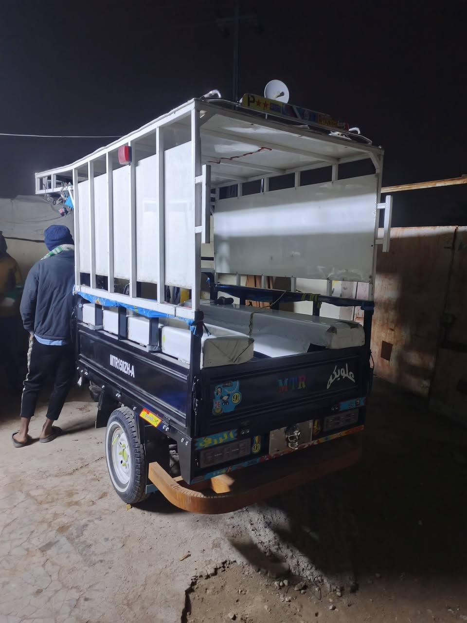 محجر للبيع فارغ كلشي ماوياه سعرة ١٧٥ بي مجال بسيط شراي بخدمتك مكان كوفة حي ميسان
(***********)
