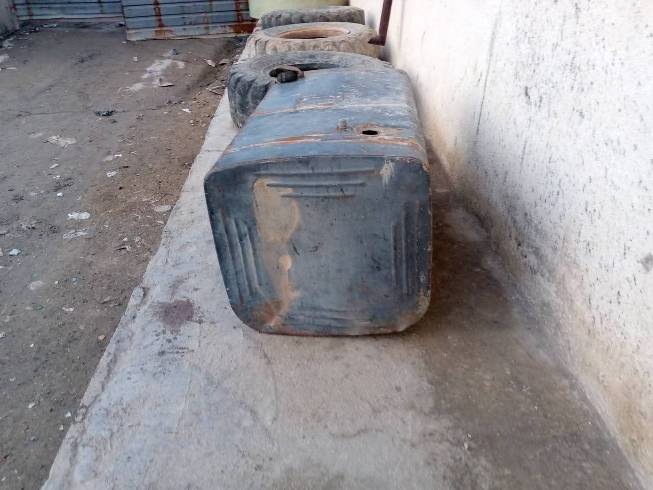 للبيع تانكي ياخذ 600 لتر ويا قواعد ثنين
السعر 150 الف العنوان الموصل 
***********
