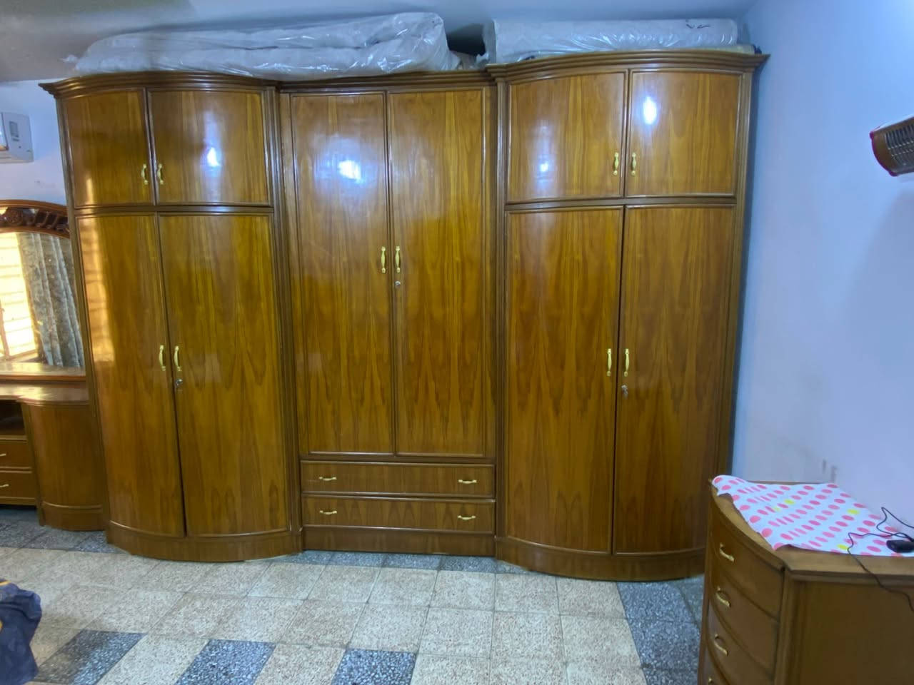 سلام عليكم ورحمة الله
غرفة نوم صاج عراقي  شغل الصالحية.
نظافة 85% كما مبيين في الصور.
رايدها بمليون ونص
لتواصل ***********
بغداد/ بغداد الجديدة/ حي الامين الثانية
