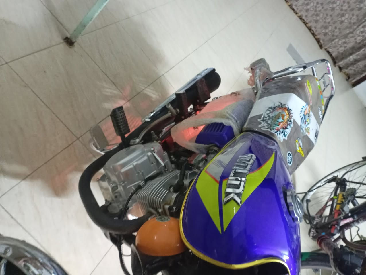 السلام عليكم ماطور اربع كير نضافه 90/100 المكان بلد ***********
