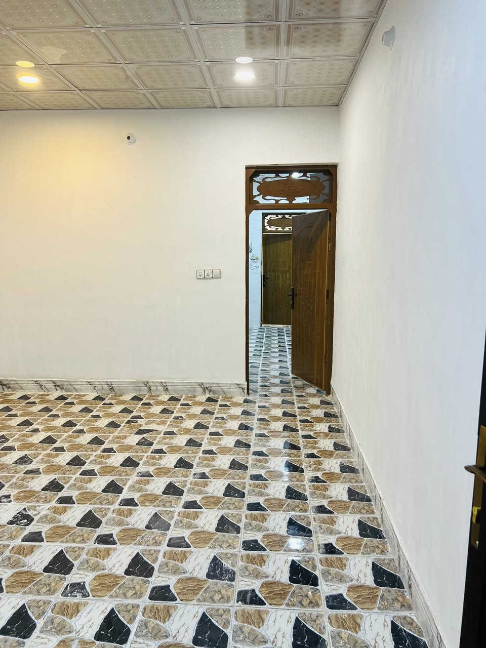 السلام عليكم
بيتين للبيع مساحة الواحد ٨٠ متر طابقين بناء جديد 
الخريطة الأرضية غرفة ومطبخ حار وبارد واستقبال وتخاريج
والطابق الاول سويت (غرفة وحمام) وصالة 
السقف للطابقين صب كونكريت
المكان شارع المطار القديم (ساحة ناجح احمود سابقا)
سعر الواحد ٣٨ مليون 
للاستفسار ***********
