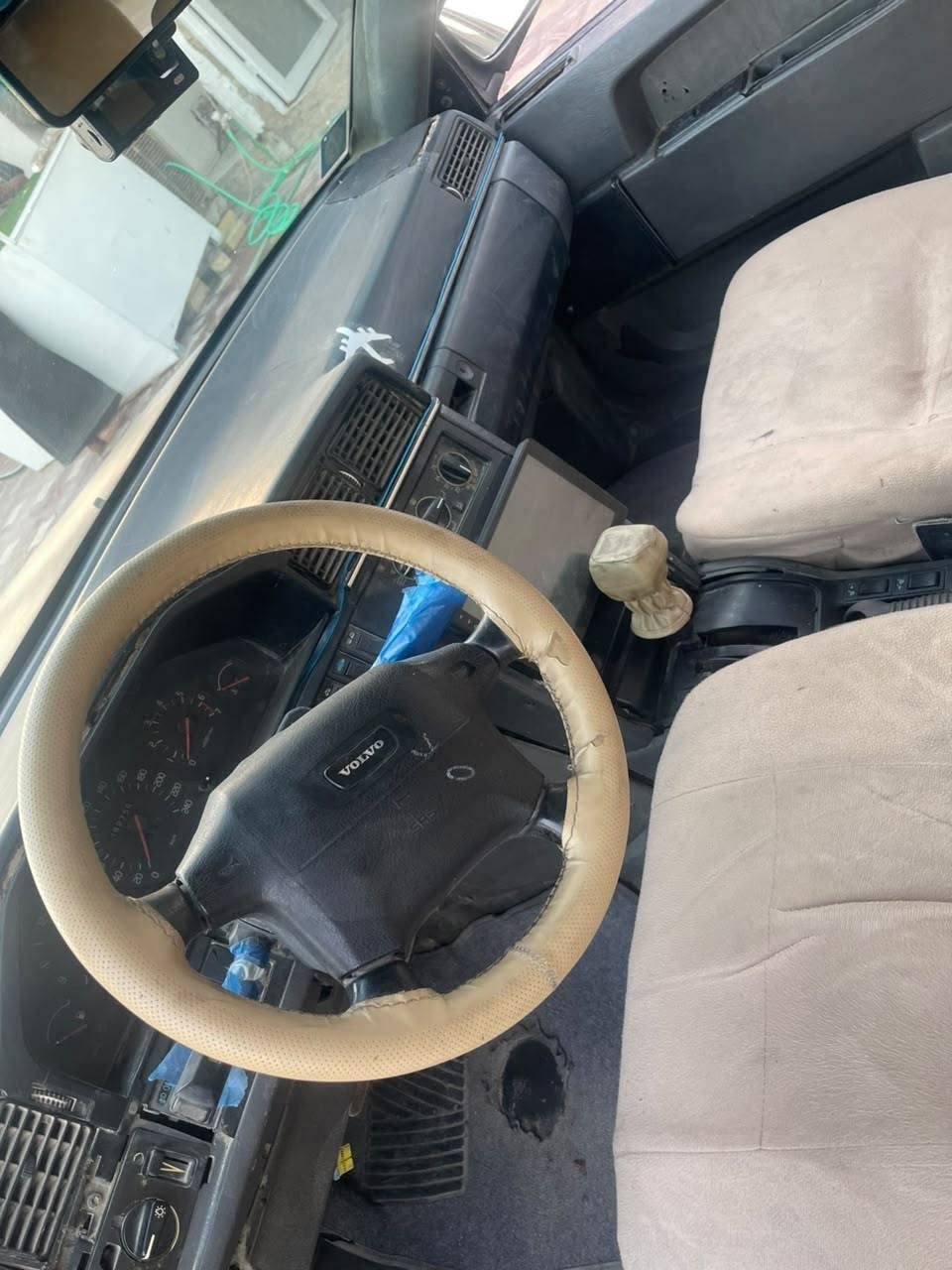 للبيع فالفو موديل ٩٢حجم ٩٦٠ سنويه ٢٩ مكينه وكير راس الثور حداديه جديده السعر ٣٥ $ ورقه *********** مكلف بل نشر
