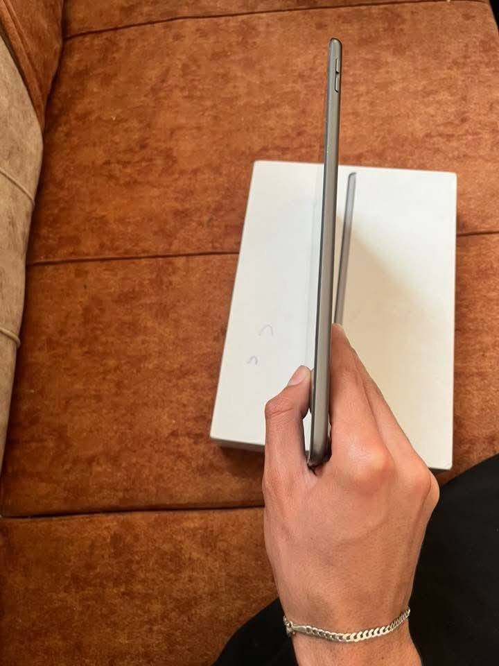 السلام عليكم ايباد 9 ذاكره 64 غراضه موجوده شاحنه والكارتون وكفر هديه وبطاريه 90 ايباد مامفتوح بي بس كسر موضح بصوره السعر 200 مكاني ناصريه مركز ***********
