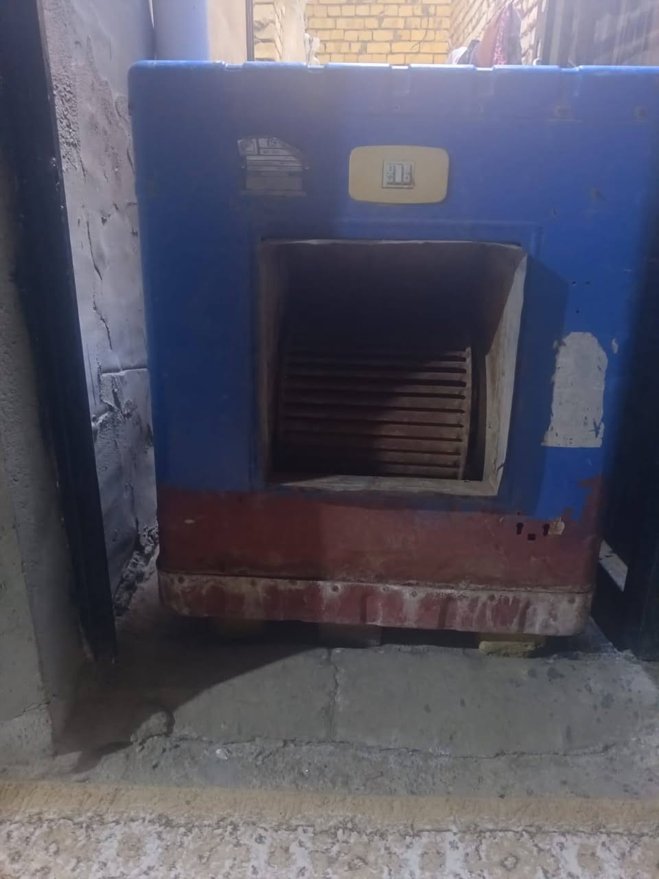 سلام عليكم 
مبردات 2 للبيع شغالات نضيفات 
مكيف عوزه غاز نضيف 
ثلاجه عطلانه للبيع 
مكان كوت السفحه 
***********
