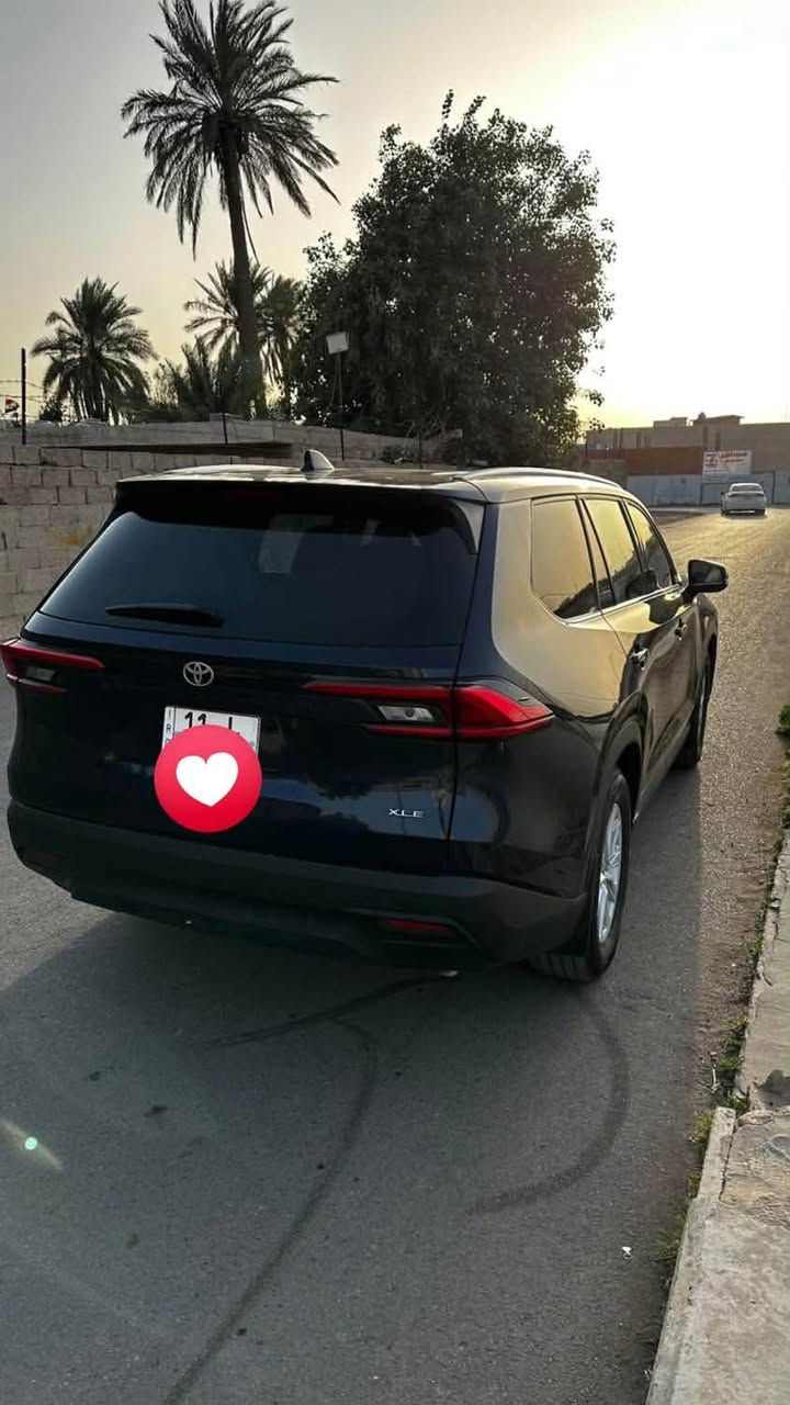 للبيع سيارة Toyota Grand Highlander موديل 2024 XLE.
السيارة بمواصفات راقية وحالة ممتازة، ماشية قليل جداً.
 المواصفات والداخلية:
العداد: 29,000 كم .
المقاعد: جلد أصلي، نظافة 100%.
شاشة كبيرة، رادارات (TSS 3.0)، تشغيل عن بعد، حساسات، وأنظمة القيادة الحديثة.
 حالة الحادث:
الضرر: حادث جانبي فقط (تم استبدال باب السائق + الباب الخلفي نفس اللون).
الايرباك: الايرباك الأمامي (الستيرن والدشبول) سليم وبلادي 100% .
الشاصي والمقدمة: سليمة ومكفولة، الضربة بعيدة عن المحرك والمقدمة.
التصليح درجة أولى والسيارة رجعت لحالة الوكالة.
 ملاحظات:
السيارة جاهزة من كل شيء (تبريد، ميكانيك، صدر) .
للاستفسار 
***********
