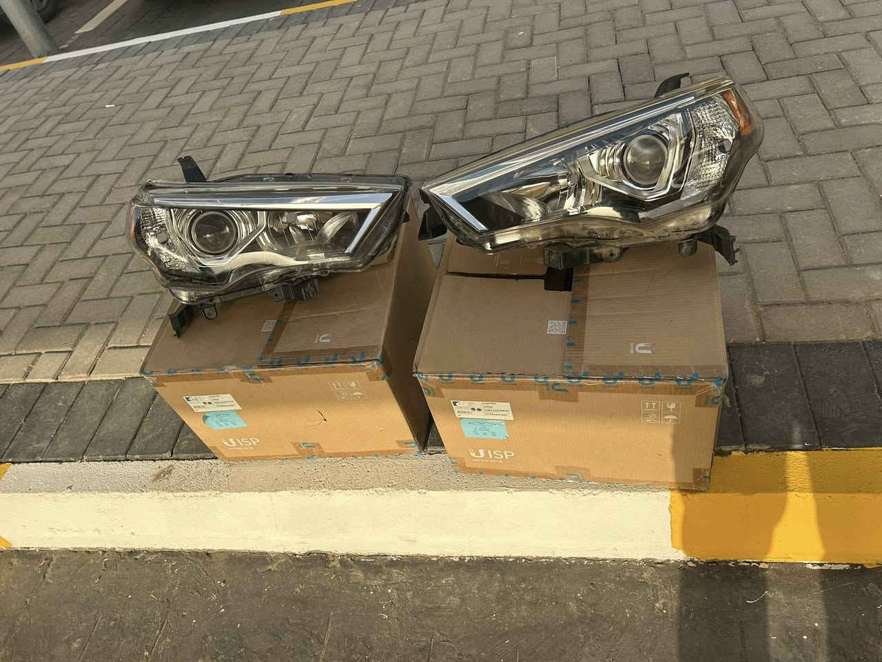 السلام عليكم توفرت لايتات ويك لايت فور رنر اصلي وكالة تنشد من موديل 2014 إلى 2024 للتواصل *********** او واتساب مكاني بغداد يوجد توصيل الى جميع المحافظات
