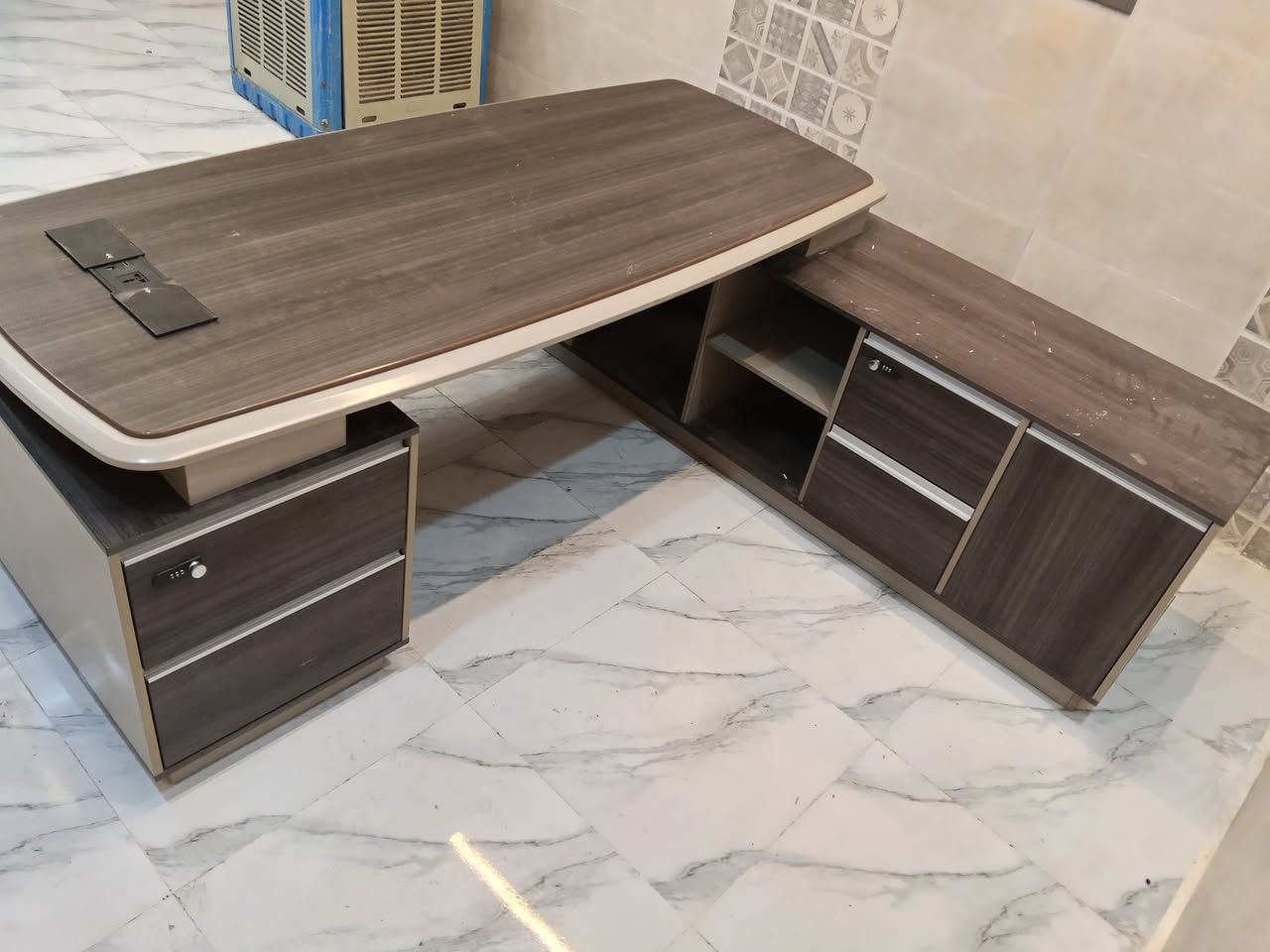 ميز مكتبي ثقيل نظافتو 100% السعر 400
علما انه سعر الشراء 600
مدخل حي عدن
‏‪0773 567 4597‬‏
***********
