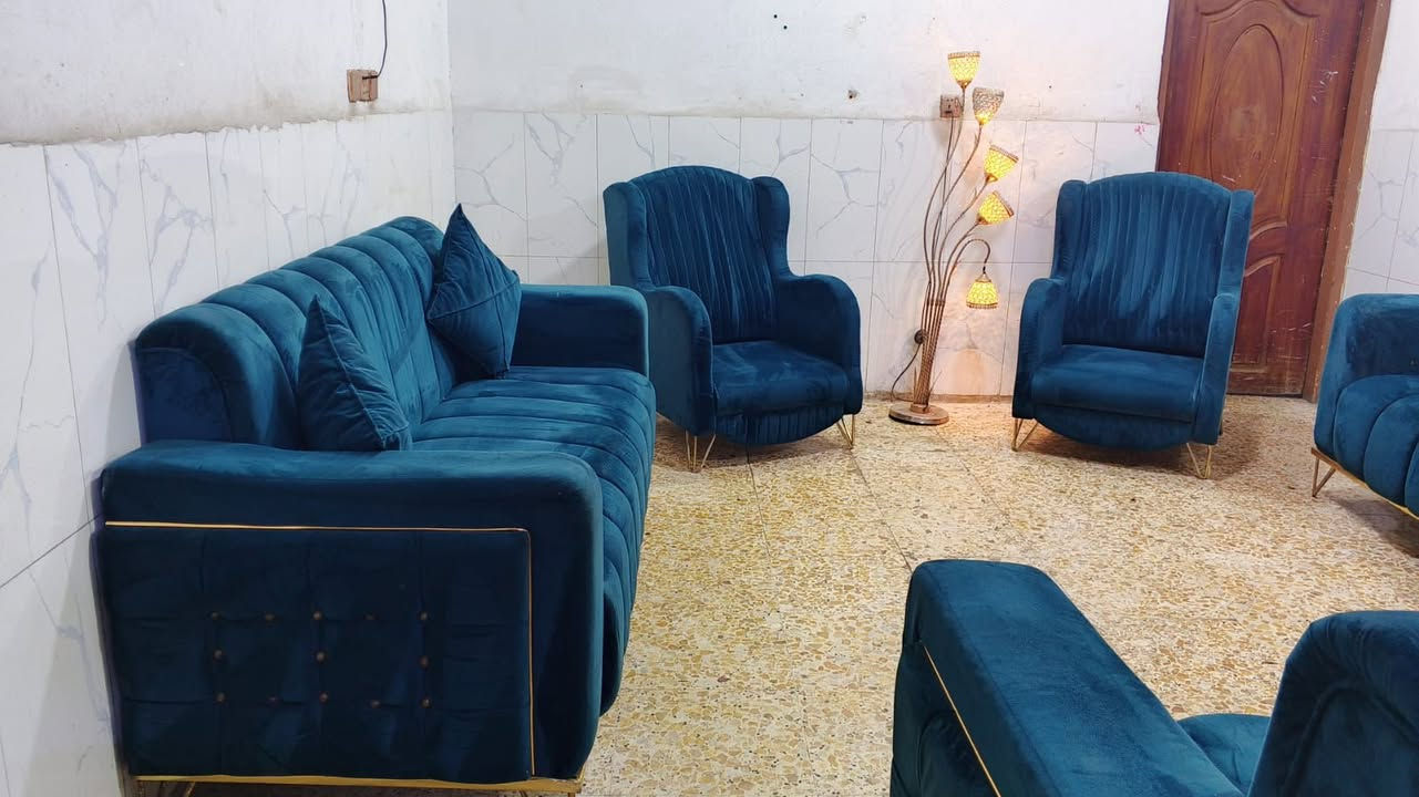 تخم 10 مقاعد نظيف
سعره 320 وبي مجال لبياع 
يوجد توصيل بكروه ب واتساب
***********
