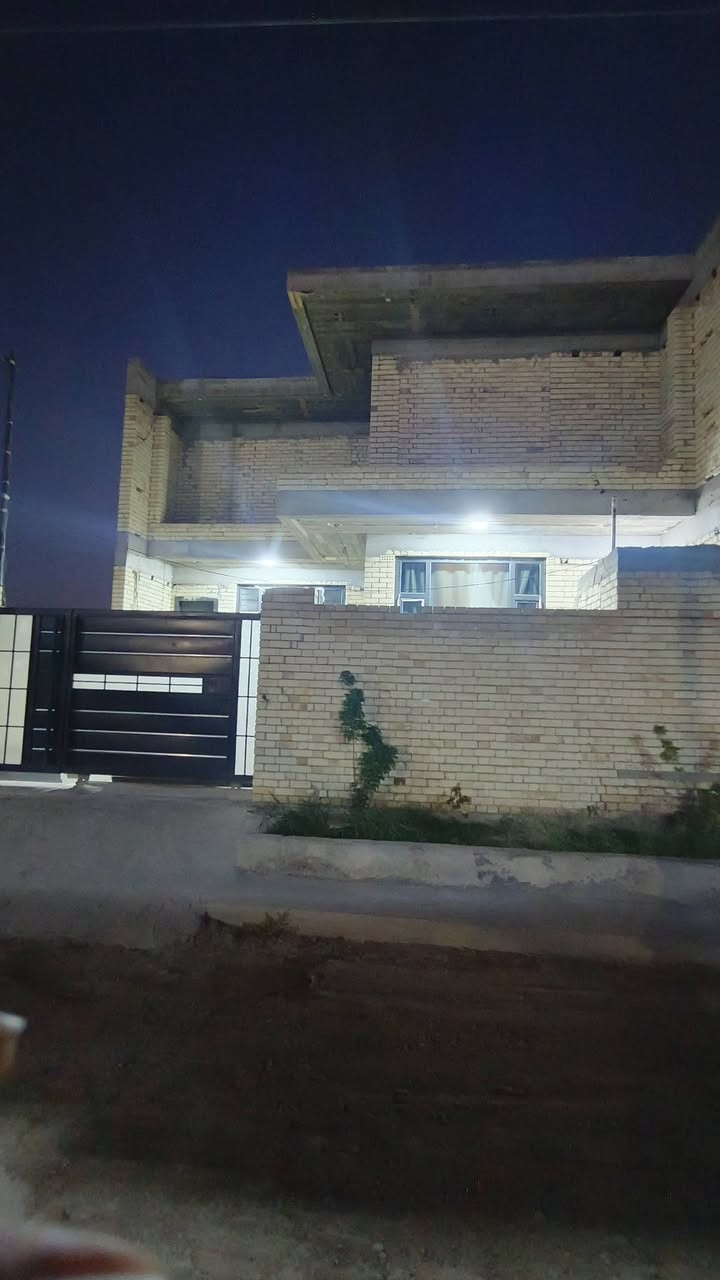 السلام عليكم
الموقع الاصداميات 
بيت 250 متر نزال 25 واجهية 10 طابو مُلك صرف مكون من استقبال و غرفتين نوم سويت و غرفة عاديه و مطبخ و صاله و صحيات كامله طابق ثاني نفس بناء الطابق الارضي  لاكن الطابق الثاني هيكل فقط دون استاره و بيتونه 
استقبال 9*4.5
مطبخ 7*5.5
غرفة نوم اولى سويت  6*5
غرفة نوم ثانيه 4*4.5
صحيات داخليه 3*2
يحتوي على ثلاث مناور للتهويه  وصحيات خارجيه بناء حديث تم السكن بشهر 1 بناء درجه اولى  چص و بورك بورسلين ابواب قاصه خارجيات و داخلين تركيه شبابيك pvc اسود  
السعر :235 وبي مجال 
للاتصال  عبر الارقام التاليه: 
***********
***********
