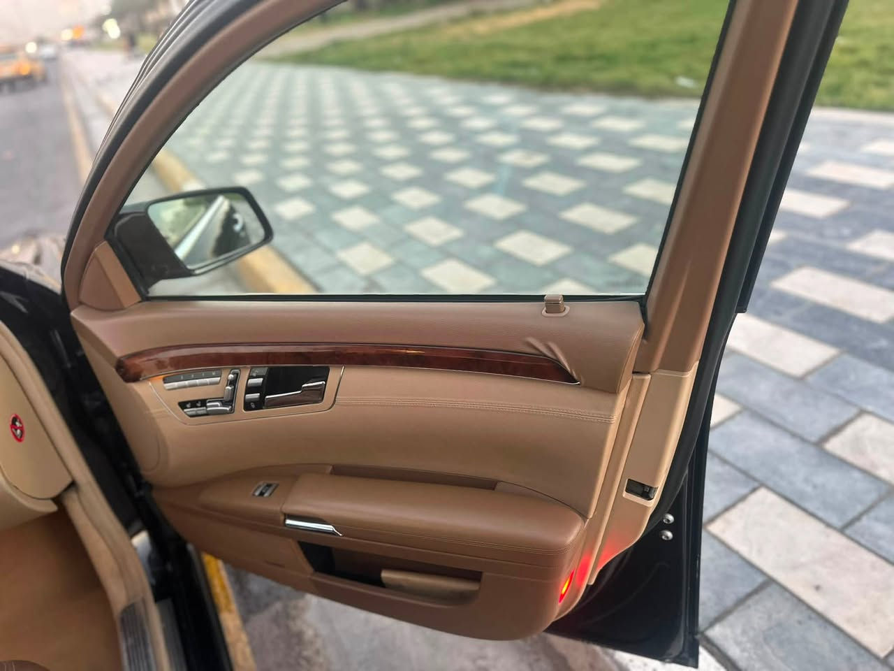 السلام عليكم
مارسيدس S500 خليجيه فول الفول 

موصفات معروفه ب500 

لارج 

5 بردات 

دبل جام 

داخل عسلي بالكامل 

تبريد 3 قطع 

شاشات خلفيه 

دبل ماوس أبواب وصدوك شفط 

تخم تاير عليها جديد

صدر خلفي امامي جديد 

بلوتوث زرع 

محدثة 2013 تحديث كامل حتى الشاشات الداخليه 

لايت ويا الستيرن يفتر 

ناضور ليلي 

كأمره خلفيه بلاديه 

مري شفط وقلاب 

بانوراما 

سياره جديده بمعنى الكلمة 

مكفوله من حادث من صبغ 

ماشيه 175 الف كشنات خلفيه أماميه تدفئه وتبريد 

فول الفول مواصفاتها مكاني بغداد 

*********** 

*********** 

سعرها 185  وبيها مجال ماكو هيج سياره جديده بهذا السعر مستعجل واريد ابيع واليجي بي خير ويدلل
