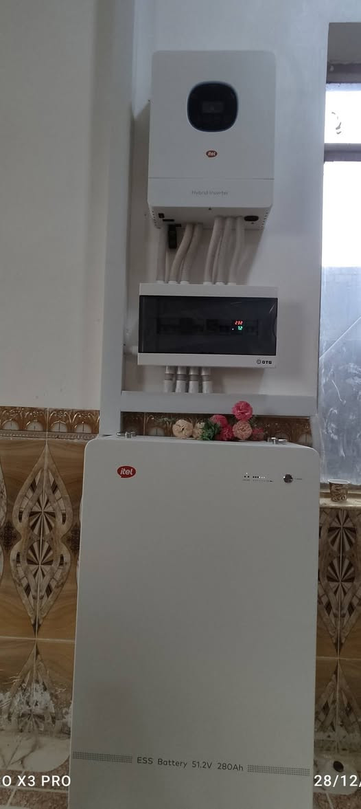 اللهم صل على محمد وآل محمد 
عمل جديد في أحد بيوت قضاء الشنافيه والرزق على الله 

✅منظومة طاقة شمسية متكاملة، نفذها فريق "الياسري لمنظومات الطاقه الشمسيه "  بمواصفات تقنية عالية  وتنفيذ متناهي الدقه .

📌 الإنتاج النهاري  : 20 أمبير 
📌 الإنتاج الليلي : 15 أمبير 
📌 الانفيرتر: ايتل 6kw– ضمان 3 سنوات
📌 البطارية: ايتل (15kw)  - ضمان 5سنوات 
 📌الألواح الشمسية: Longi x7– قدرة اللوح 615 واط وجهين ، بضمان 15 سنة
📌الهيكل: حديد مغلون عالي المتانة
📌 المكونات الكهربائية: قواطع اونسي وكابلات من مناشئ رائدة عالميًا

📢 هذا المشروع نُفذ بأيادي كادر هندسي متخصص، حاصل على شهادات مهنية معتمدة. 

📞 للتواصل: 
 المهندس علي طاهر الياسري ***********
 المهندس مدين يوسف الياسري *********** 
حيث تلتقي الطاقة بالهندسة... وتُولد حلول للمشاكل الكهربائية
#طاقةشمسية #طاقةنظيفة #طاقةمستدامة #طاقةلاتنفذ
#https://www.facebook.com/share/16CQUyJVN2/
