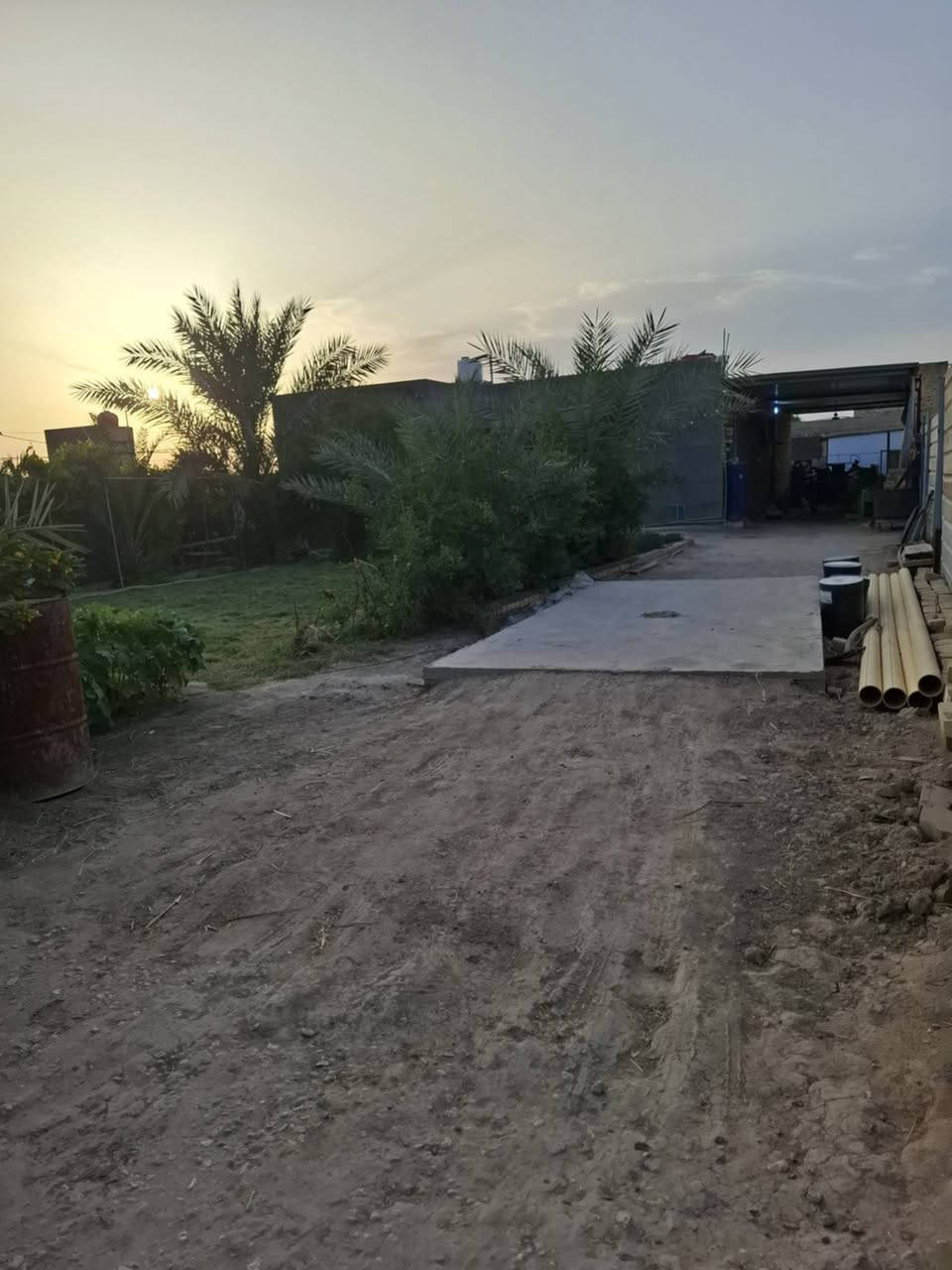دار للبيع🌹 السلام عليكم 🌹
🏠 **دار للبيع** 🏠

📍 **الموقع:** الهاشمية نزلت الساده البحارنه

#ملاحظة: دار مع قطعه المساحه الكليا الدار مع القطعه
 ٧٠٠ متر

🔹 **التفاصيل:**
▪️ نوع العقار: طابو زراعي سند 25 (تحويل مباشر بعد الشراء) علمه أن الشارع ٨ متر تبليط ماء كهرباء الحي الجديد

▪️ اوكرر المساحة: الكليا ٧٠٠ متر دار مع قطعه

🏡 **مواصفات البيت:**
▪️ طابق واحد
▪️ ٢غرف نوم 
▪️ استقبال
▪️ صالة
▪️ مطبخ
▪️ صحيات داخلية وخارجيه

📞 **للاستفسار:**
***********
***********
