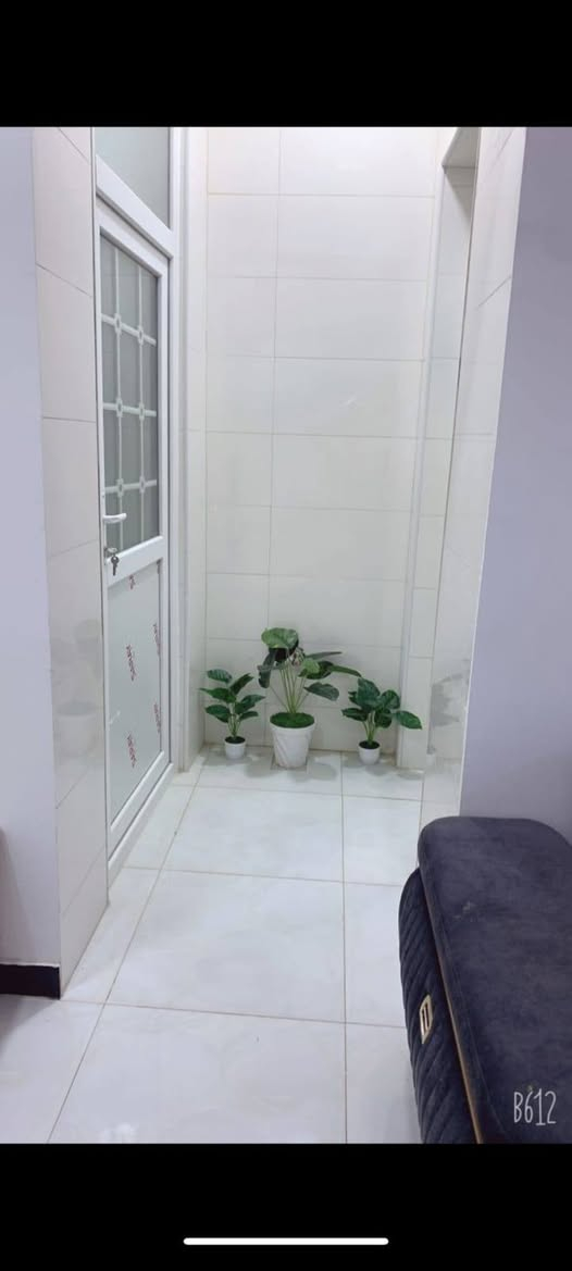 بيت للبيع حي اور مساحه 100م طابق واحد قرب عقيد رحيم يحتوي البيت 
على استقبال وغرفه وصاله ومطبخ وصحيات ومنور وطارمه البيت ركن على اربع شوارع وساحه
ملاحظه البيت مطلوب اسكان تريد الاسكان يتحول عليك تريد تدفع فلوس كامله 
الاستفسار *********** مكتب التميز للعقار
