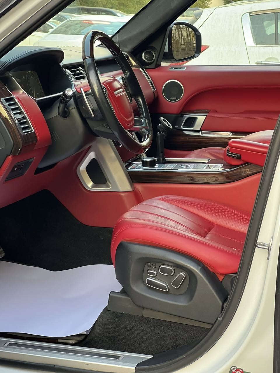 السلام عليكم ورحمة الله 💐
Range Rover Autobiography 
خليجي وكالة شركة سردار 
فول مواصفات vip معروفة مواصفات 
بعض المواصفات للتوضيح 
——————————————————
- موديل 2014 voge
- ⁠مكينة ٨ سلندر سوبرجارج 🚀
- ⁠كشنات vip منفصل 
- ⁠كشنات امامي خلفي تبريد تدفئة 
- ⁠جميع الكشنات مساج + كهرباء 😎
- ⁠حساسات ورادارات ٣٦٠ درجة 
- ⁠جكات تصعد تنزل + مودات قياده 
- ⁠ابواب شفط + دوسات كهرباء 
- ⁠بانوراما + بصمات + جنطه شفط 
——————————————————
شباب السيارة بيها مواصفات متنعد اعلى مواصفات بالرانج بالعافية ع الياخذها 
معلومة السيارة بدون حادث او صبغ او ضرر مكفولة كفالة عامه عدا رصعه حافه البنيد pdr ( مكينة + كير ) مكفول من الفتح والبخار والتنقيص 
مكينة مبدلة بالشركة قبل ٤ سنوات بالكارتون ، السيارة جاهزة وبالعافية ع الياخذها 
ماشيه ١٣٠ الف كيلو حقيقي 
كل التفاصيل موضحة والي يحب بعد تفاصيل يتصل بية ويدلل 

مكان السيارة بغداد - حي الجامعة 
السعر.    305$ وبيها مجال 💵
للاستفسار.    *********** ☎️
