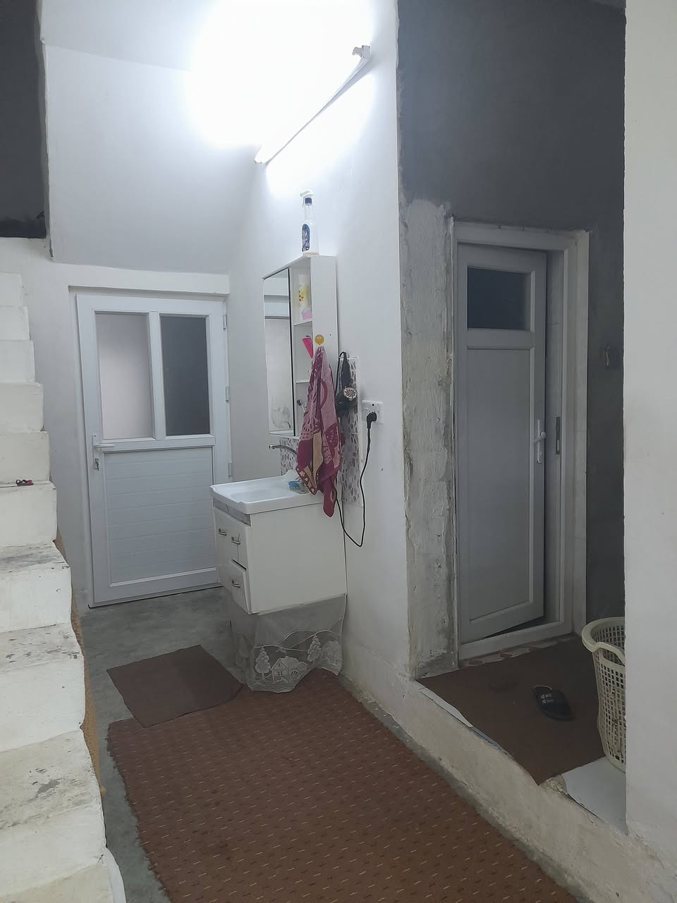 دار للبيع المساحة ٢٠٠متر منطقة الحمزلي مقابل المنتوجات موقع مميز غرفتين نوم وهول وأستقبال ومطبخ وصحيات وكراج وحديقة
 السعر ٨٥ مليون
 وبي مجال للطيبين
***********
