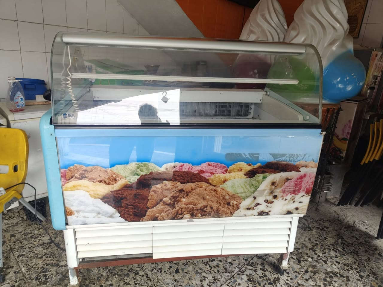 السلام عليكم
عارضة للبيع
النوع إيطالي 
تتسع 9 بلانكوات 
السعر مليون و 100 و بيه مجال 
لل استفسار والتواصل 
***********
