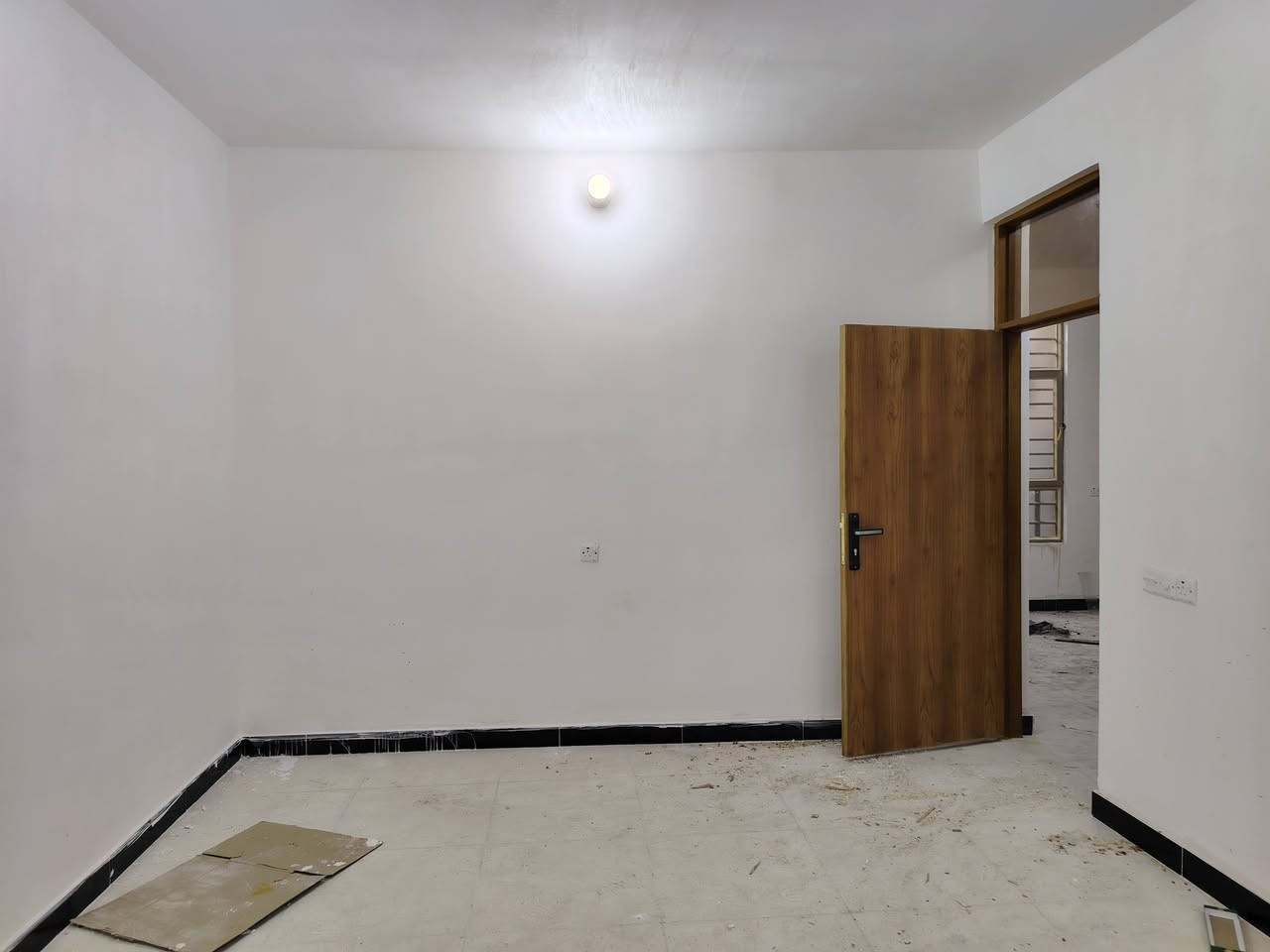 يالله سلام عليكم دار للبيع بغداد المدائن قرب تقاطع حساني بستان الكراغول قريب على السوك الإمام سلمان المحمدي ع زراعي على قرار ٢٥ خدمات كامله تبليط كهرباء ماء الدار يتكون من غرفه صاله ستقبال مطبخ صحيات داخلية خارجيه مساحه الدار ١٠٠ متر واجهيه ٧ ونص نزال ١٥ الدار فارغ حاليآ بعده ممسكون السعر ٦٥ وبي مجال للاستفسار الاتصال على الارقام *********** أو *********** وات ساب
