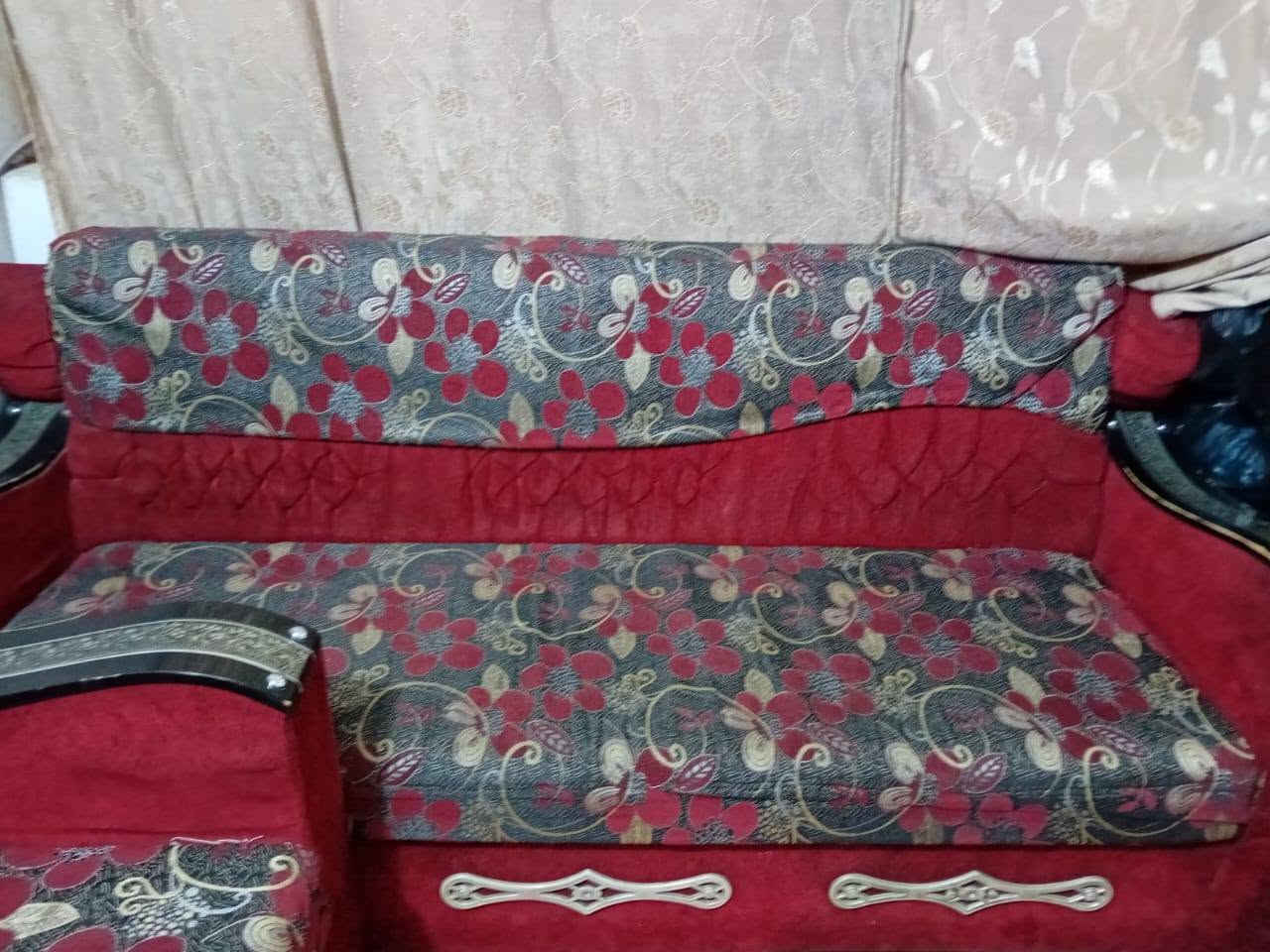 تخم للبيع ٥ قطع ٢ كبار ٢ صغار واحدة وسط الوضع جيد السعر ٢٠٠ الف تليفون ***********
