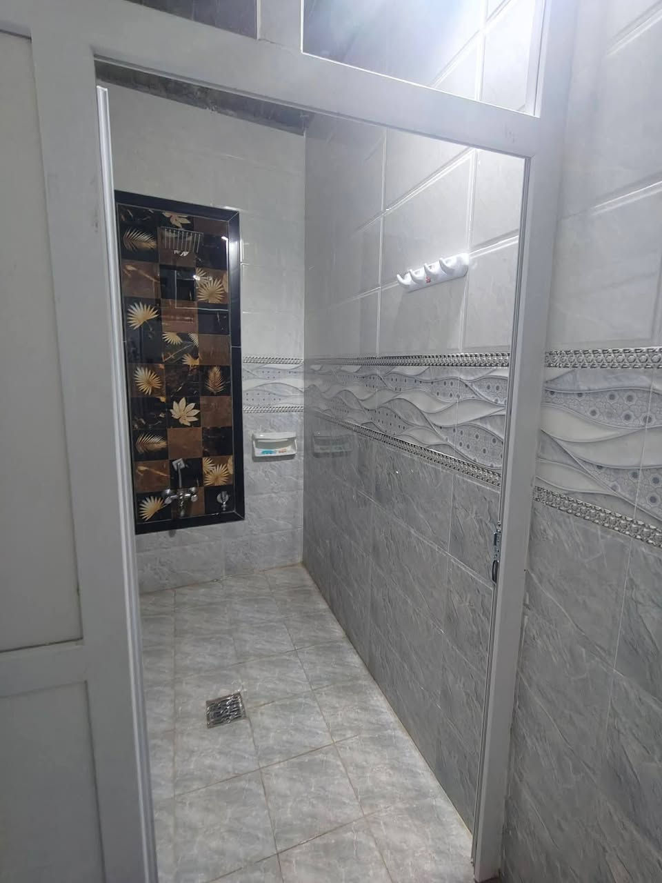 بيت للبيع العنوان القوسيات حي الاايمان المساحه ١٢٠متر غرفتين نوم خدمات كامله الاستفسار على الرقم ***********
***********
